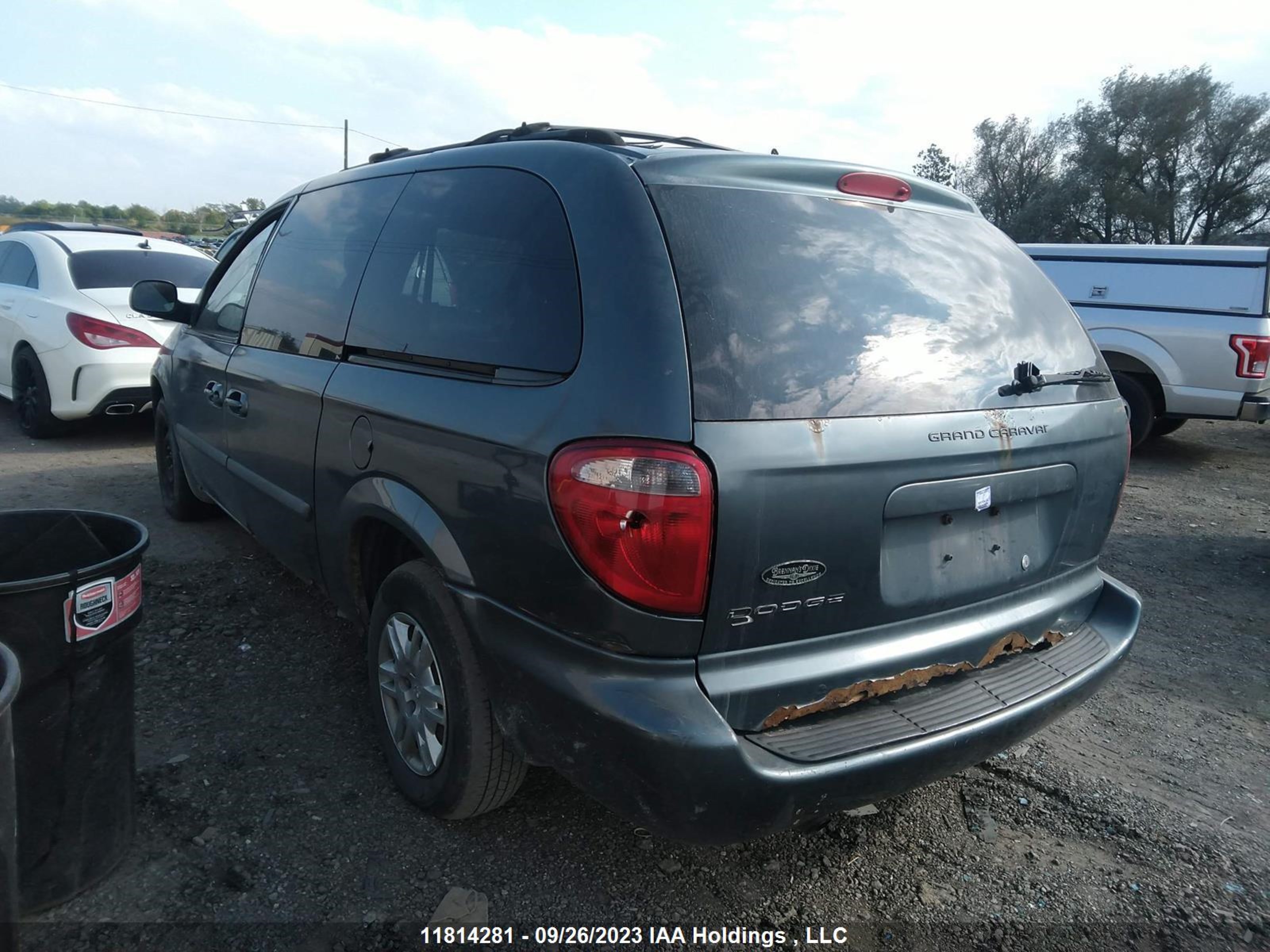 Photo 2 VIN: 1D4GP24R17B143538 - DODGE CARAVAN 