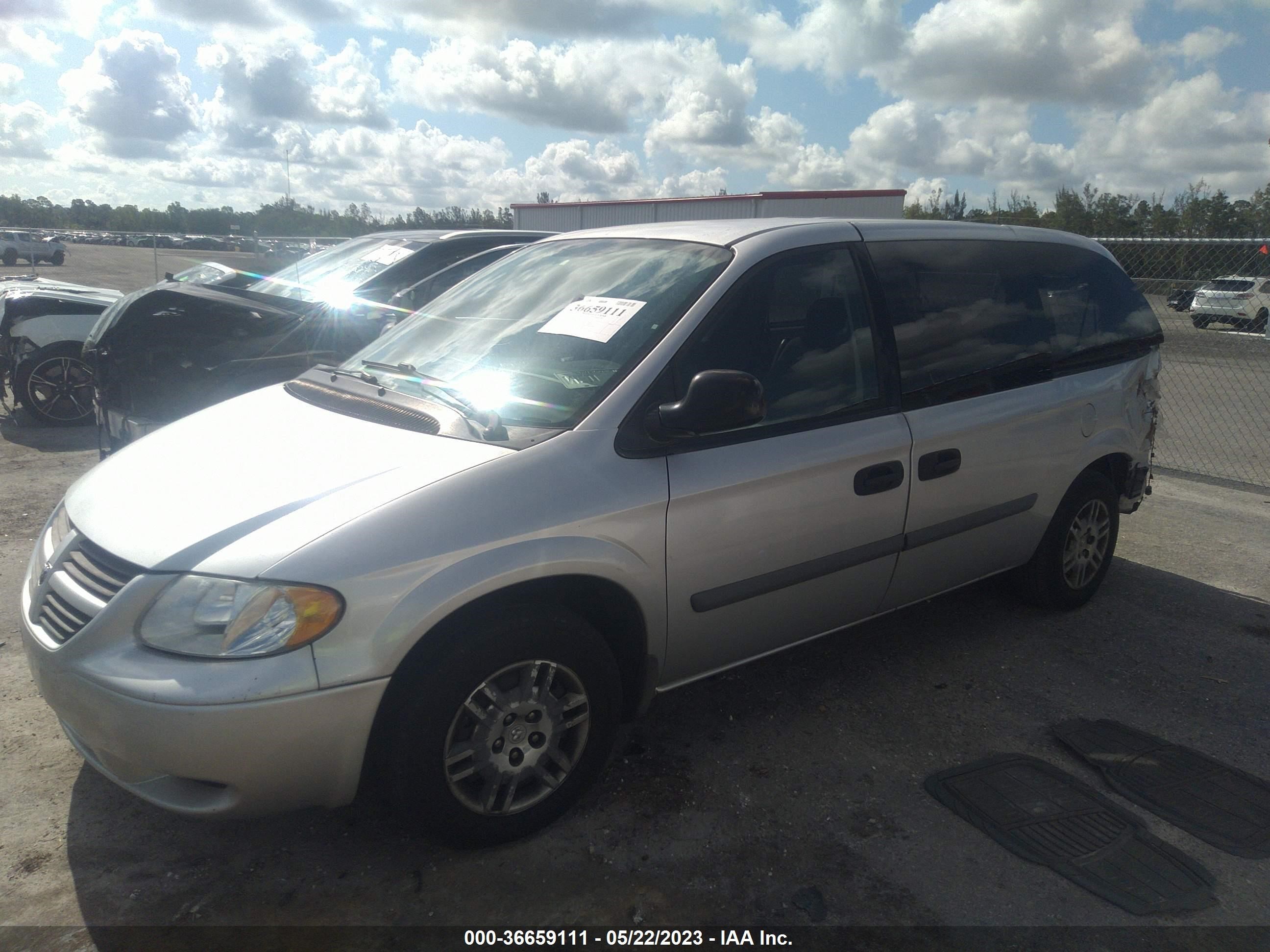 Photo 1 VIN: 1D4GP24R17B208856 - DODGE CARAVAN 