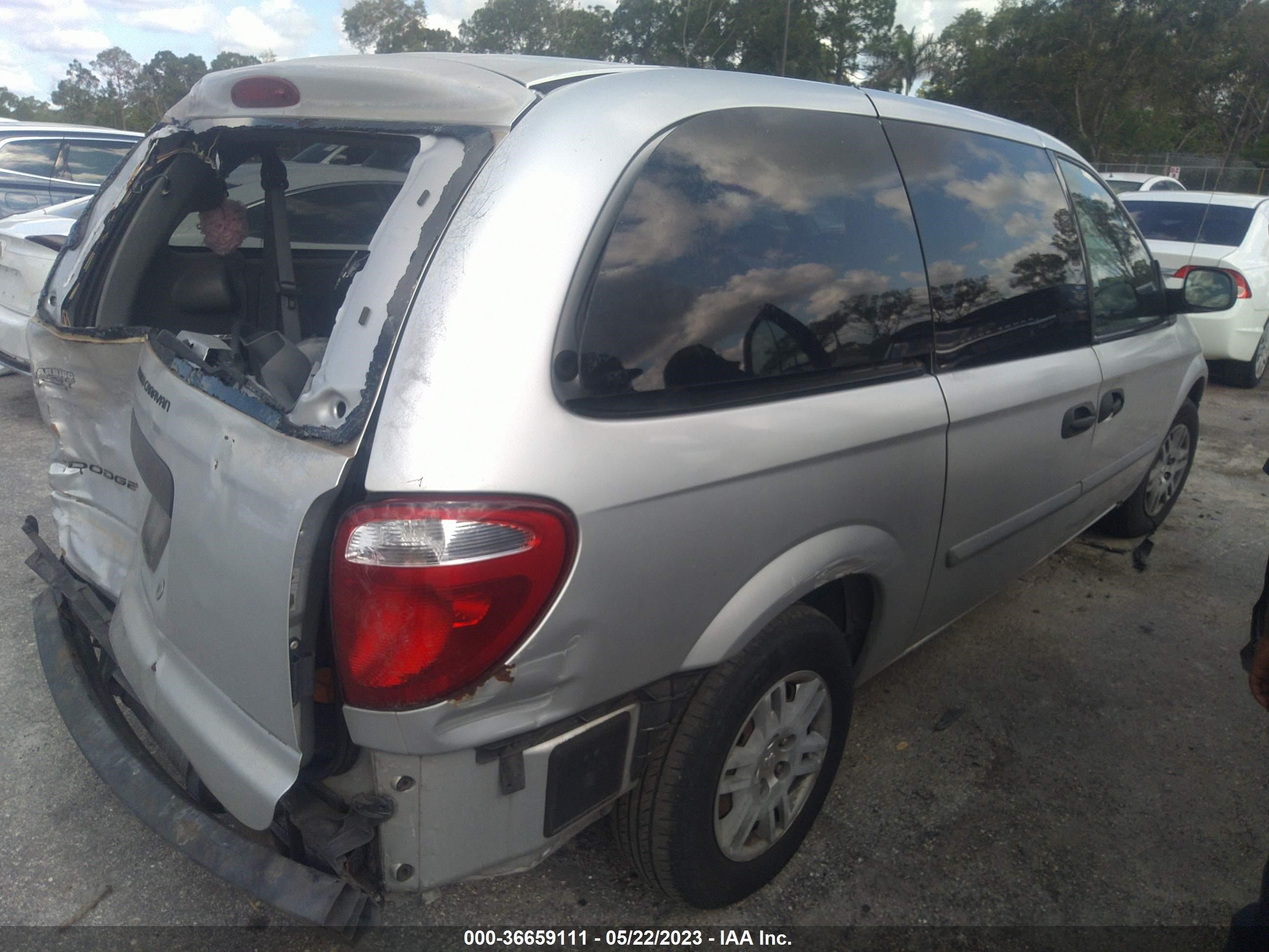 Photo 3 VIN: 1D4GP24R17B208856 - DODGE CARAVAN 