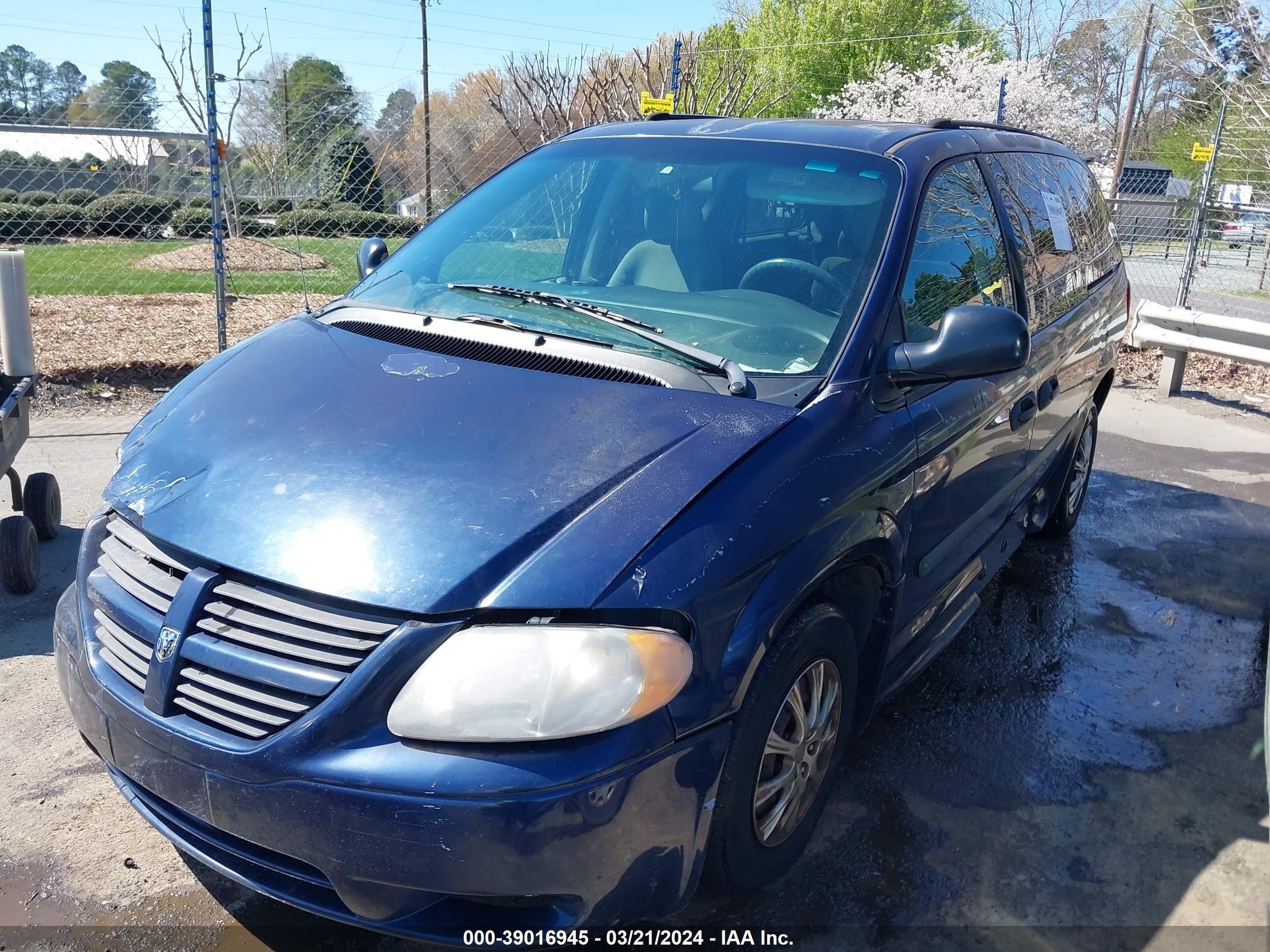 Photo 1 VIN: 1D4GP24R35B272815 - DODGE CARAVAN 