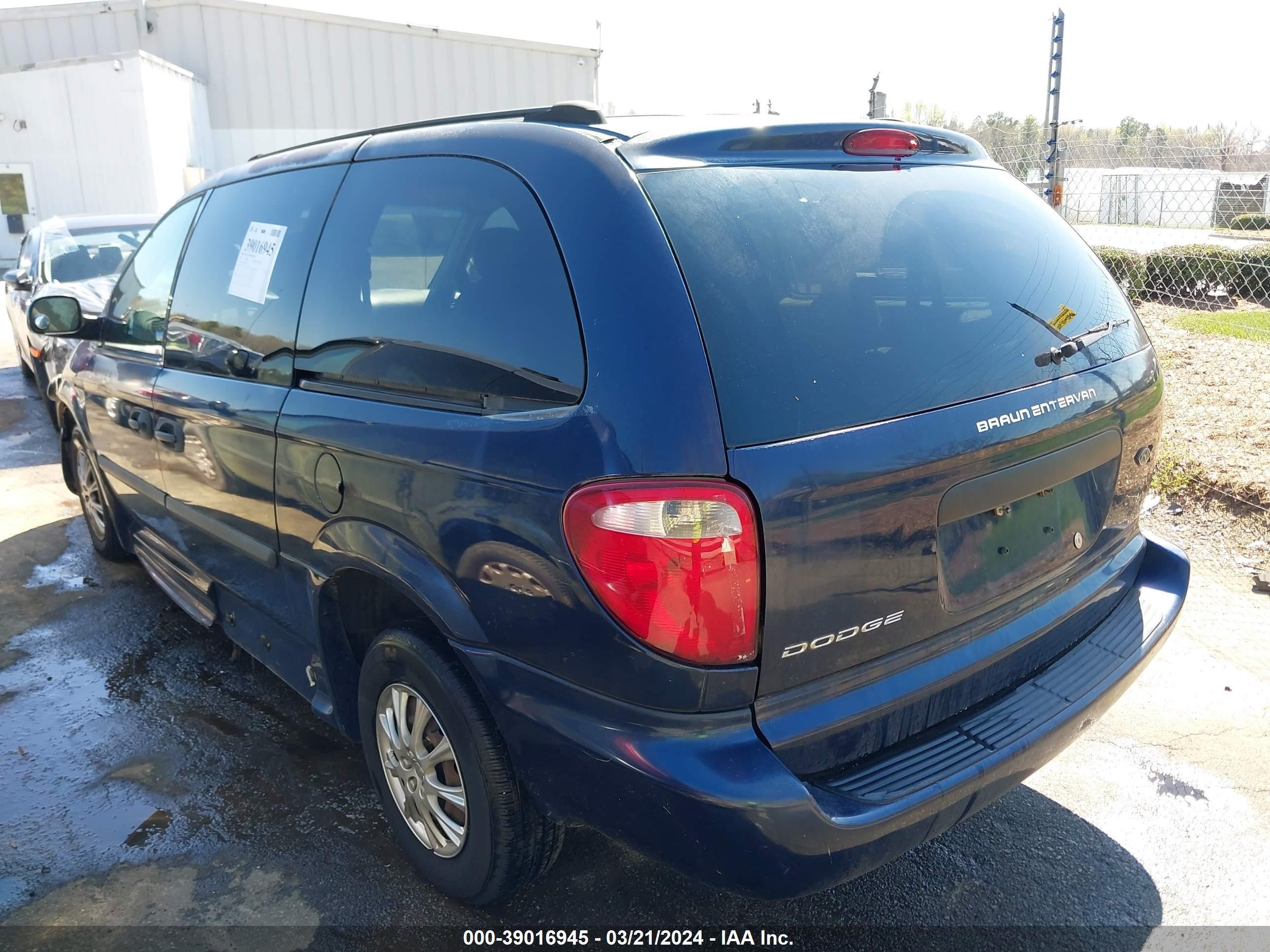 Photo 2 VIN: 1D4GP24R35B272815 - DODGE CARAVAN 