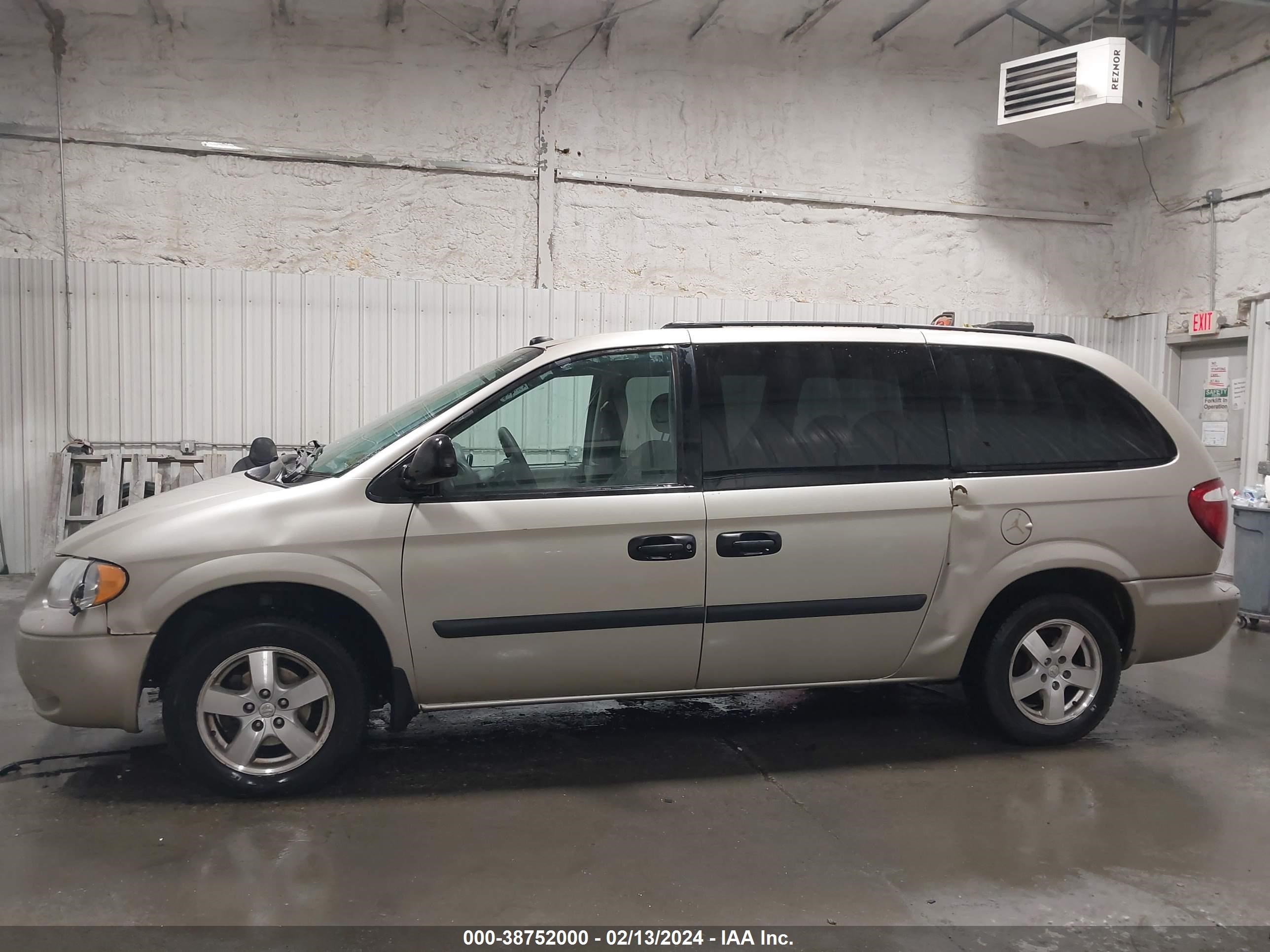 Photo 13 VIN: 1D4GP24R35B376396 - DODGE CARAVAN 