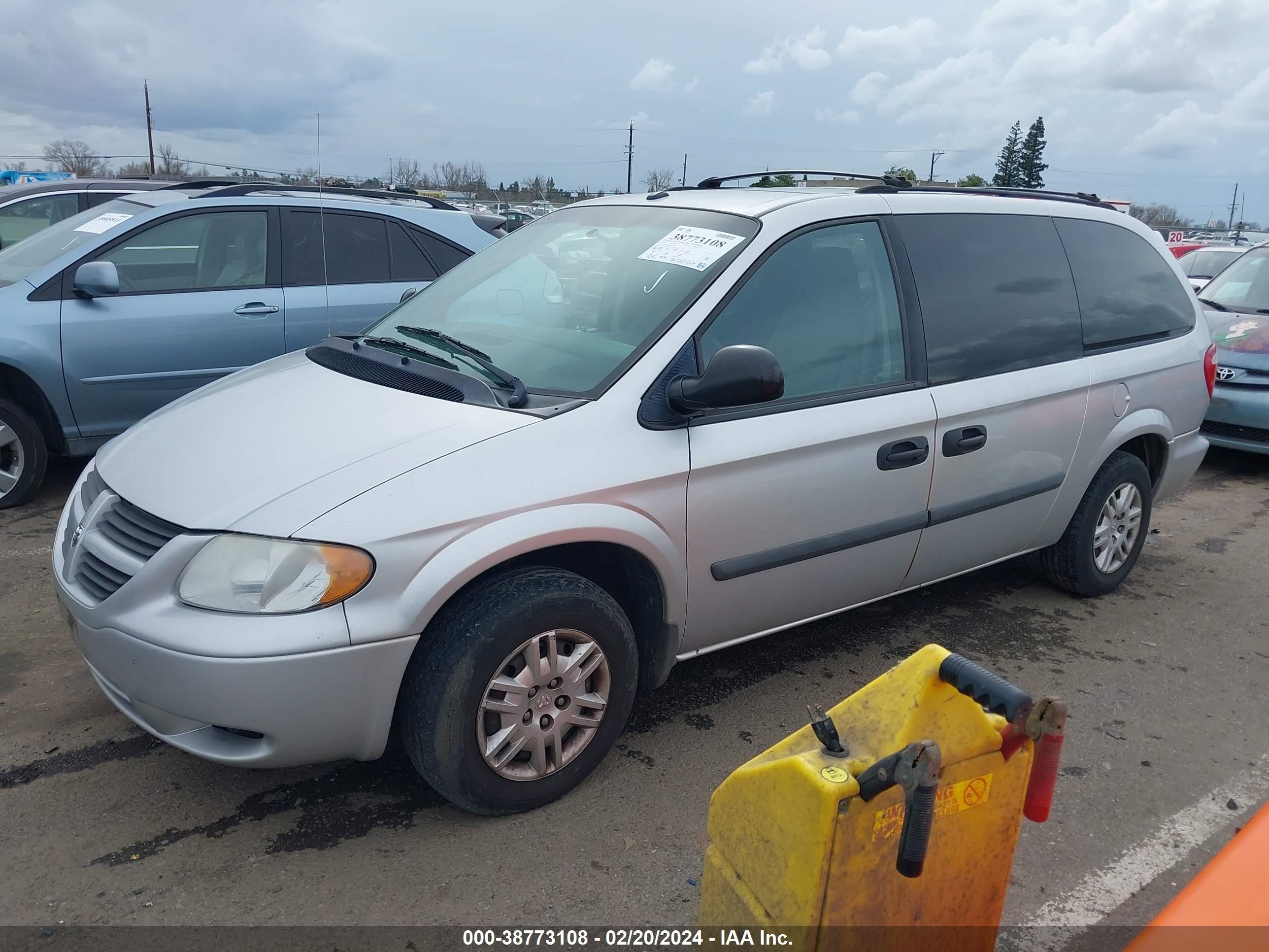 Photo 1 VIN: 1D4GP24R56B677382 - DODGE CARAVAN 