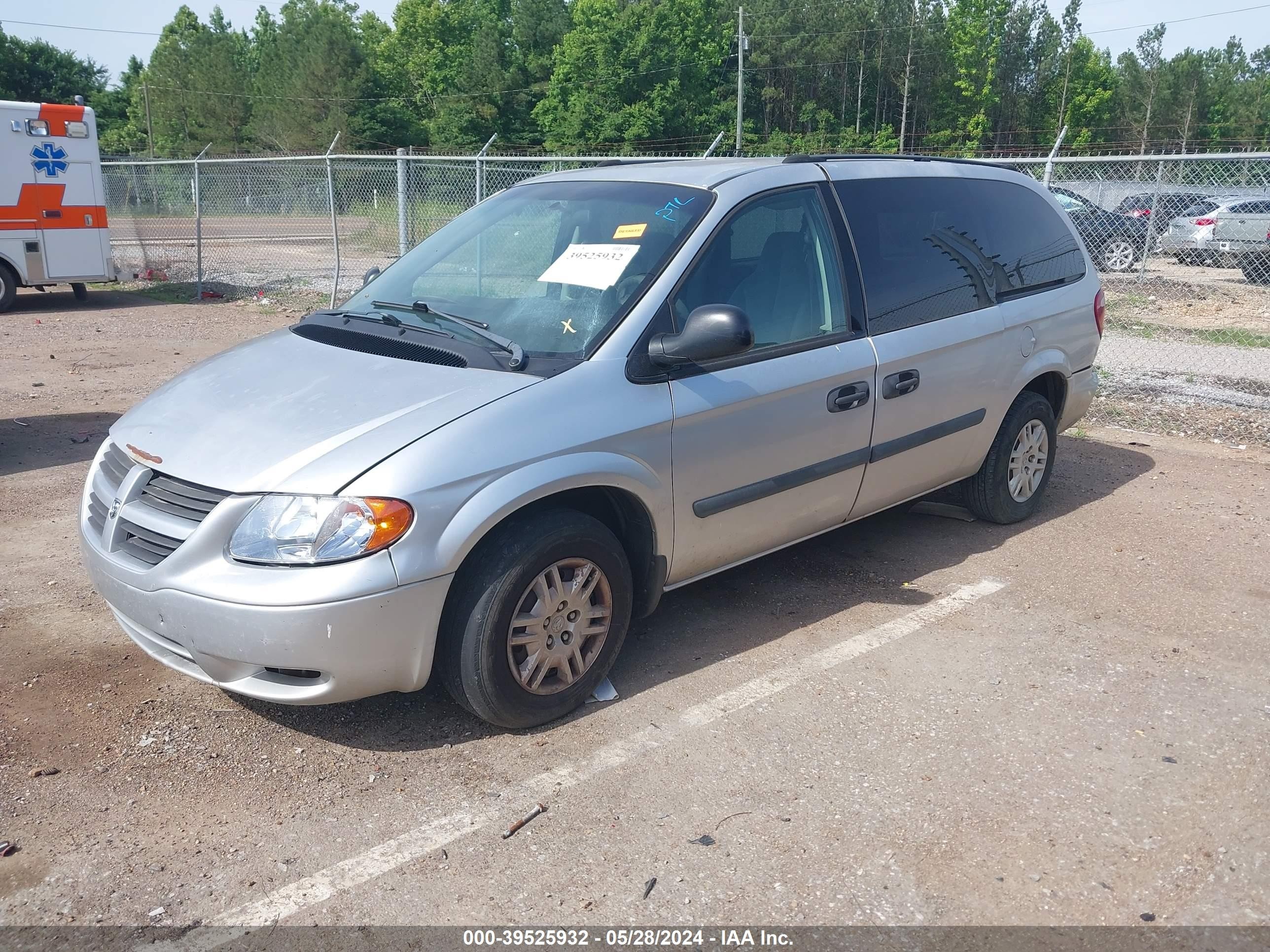 Photo 2 VIN: 1D4GP24R75B224573 - DODGE CARAVAN 