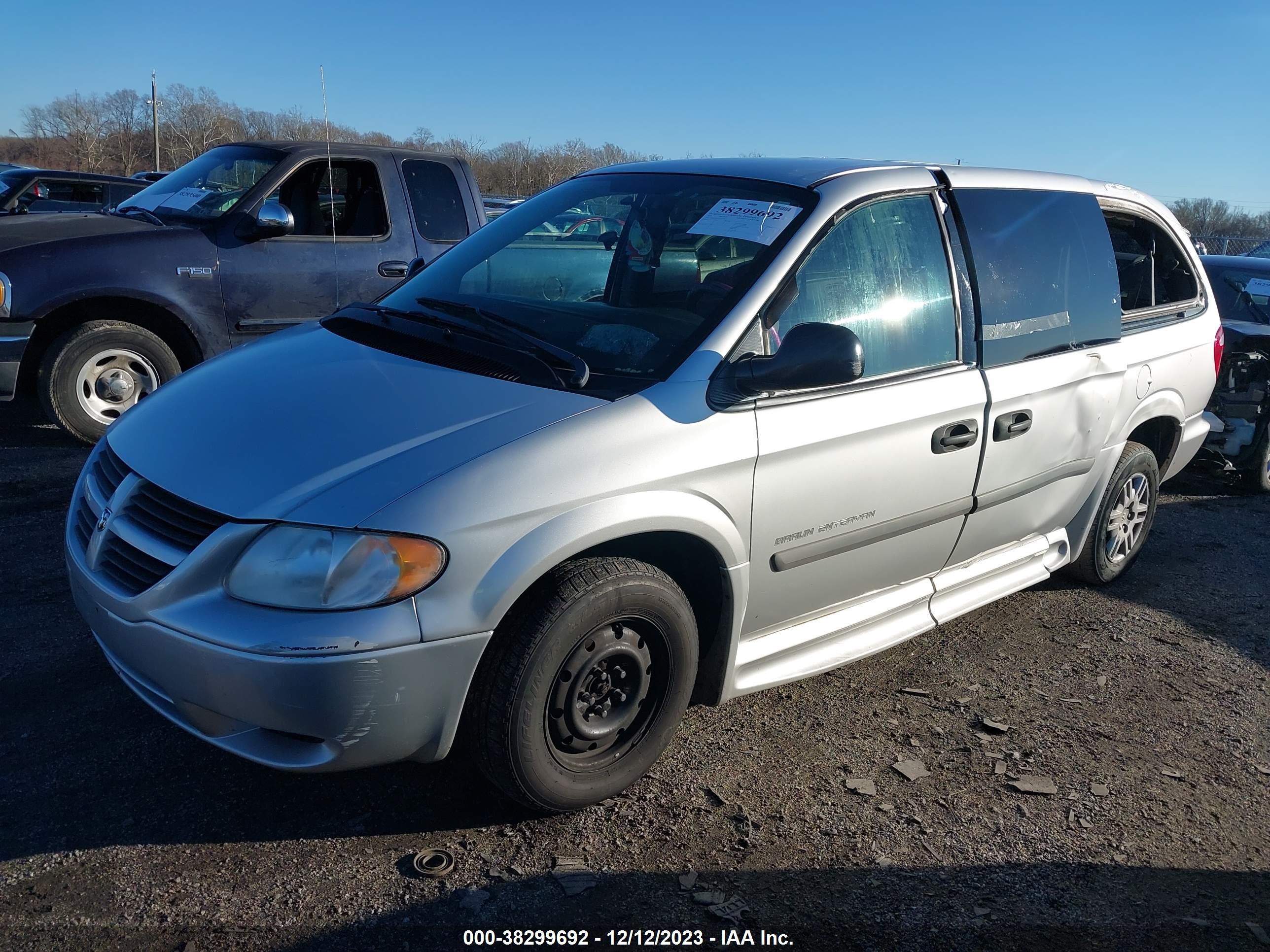 Photo 1 VIN: 1D4GP24RX7B227812 - DODGE CARAVAN 