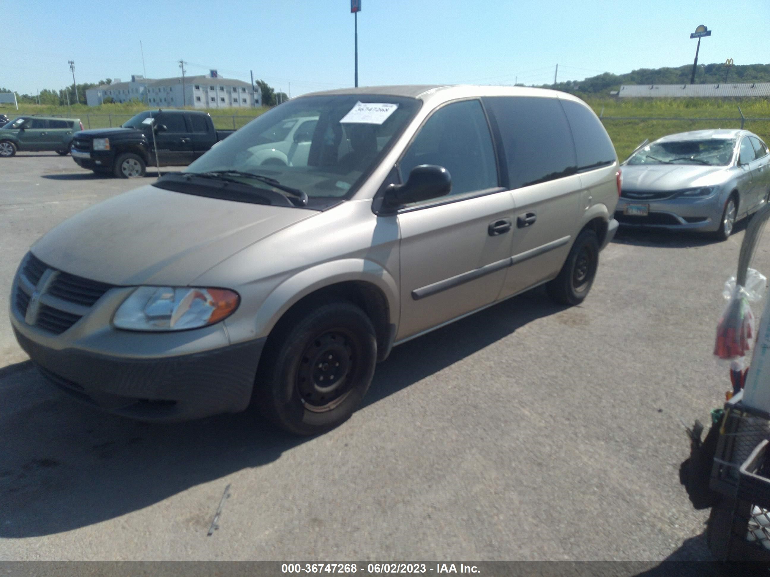 Photo 1 VIN: 1D4GP25B06B561170 - DODGE CARAVAN 