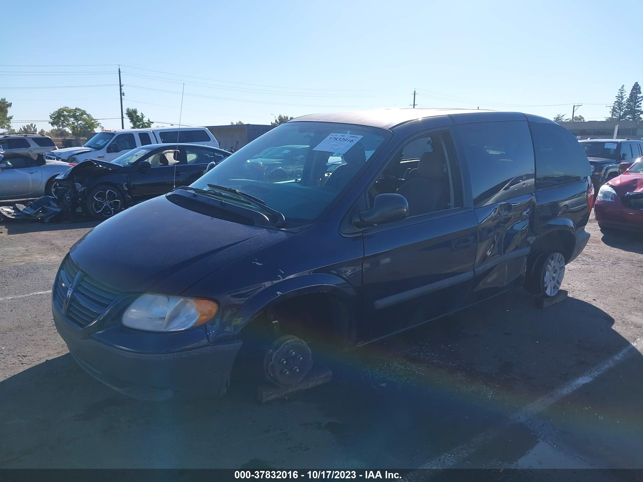 Photo 1 VIN: 1D4GP25R05B386558 - DODGE CARAVAN 