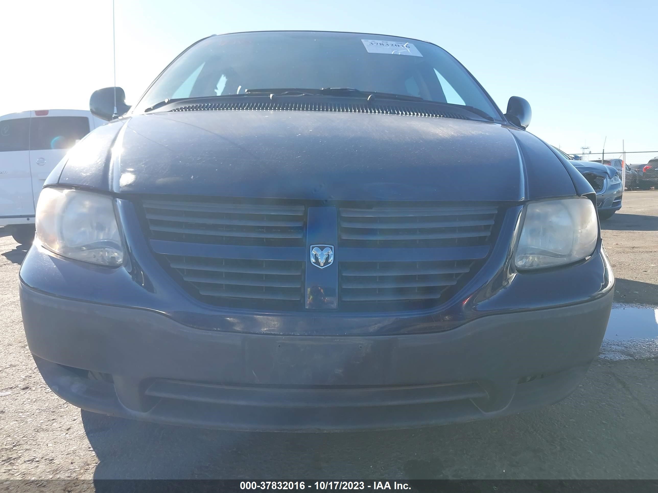 Photo 11 VIN: 1D4GP25R05B386558 - DODGE CARAVAN 