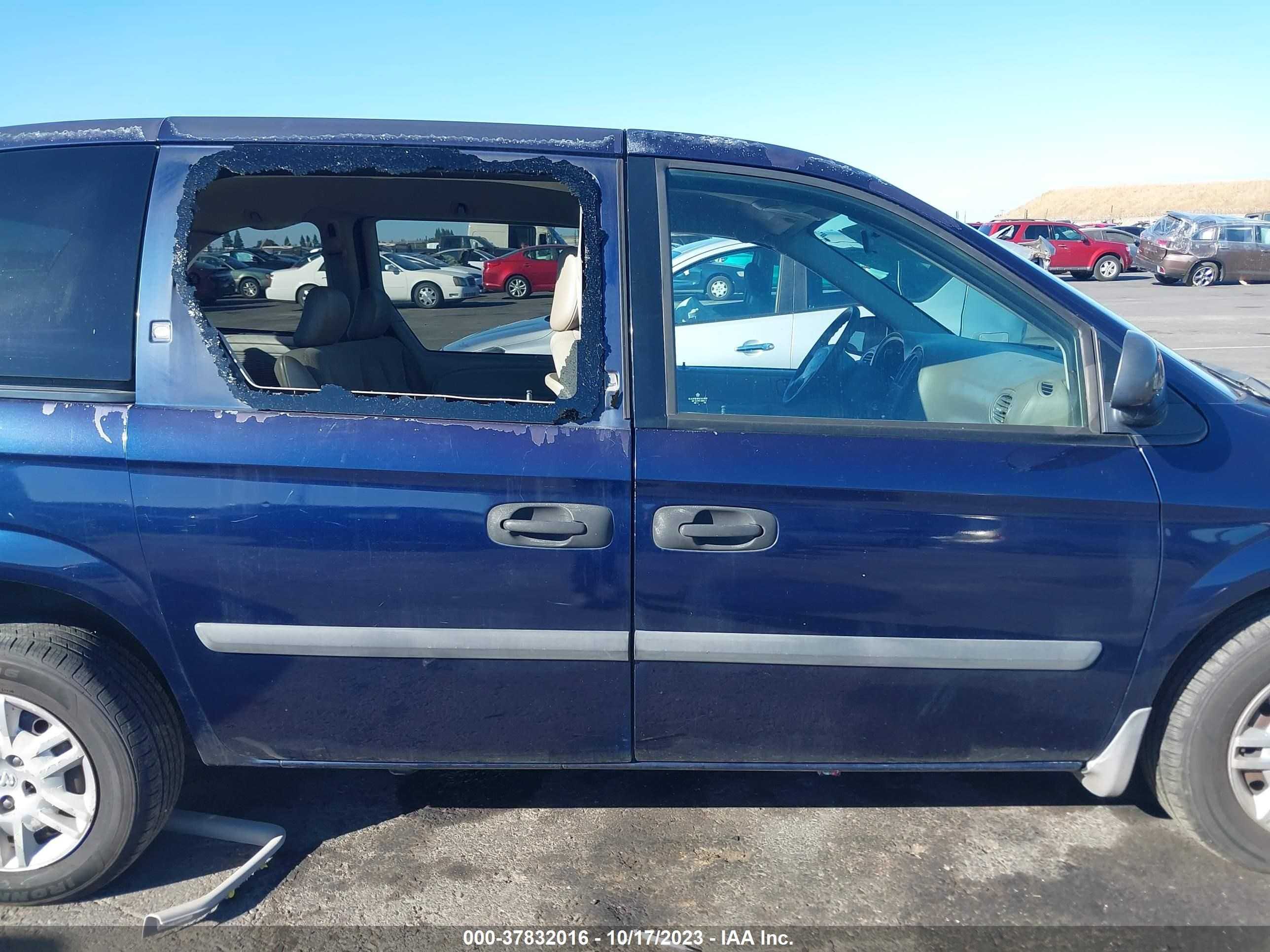 Photo 12 VIN: 1D4GP25R05B386558 - DODGE CARAVAN 