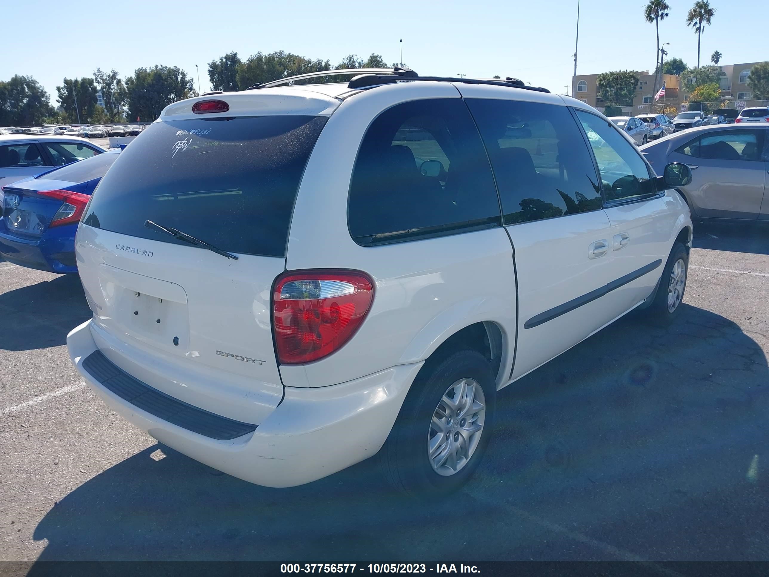 Photo 3 VIN: 1D4GP45383B122766 - DODGE CARAVAN 