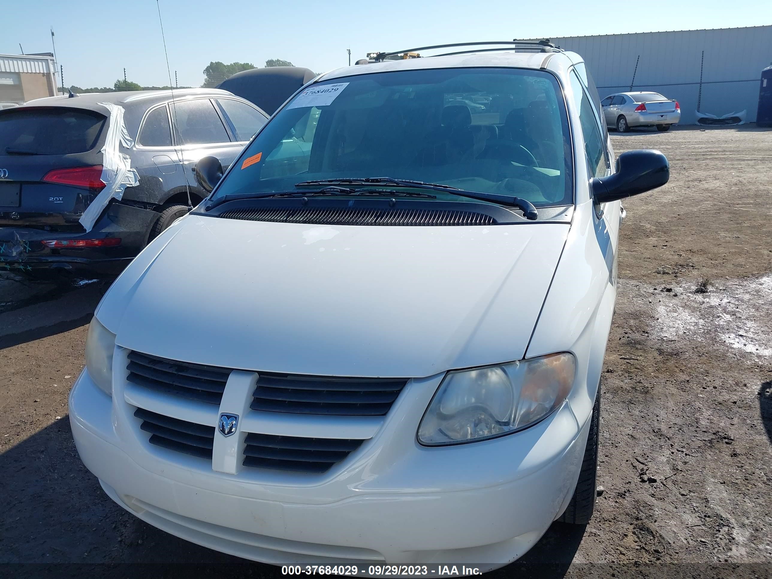 Photo 11 VIN: 1D4GP45R05B221153 - DODGE CARAVAN 