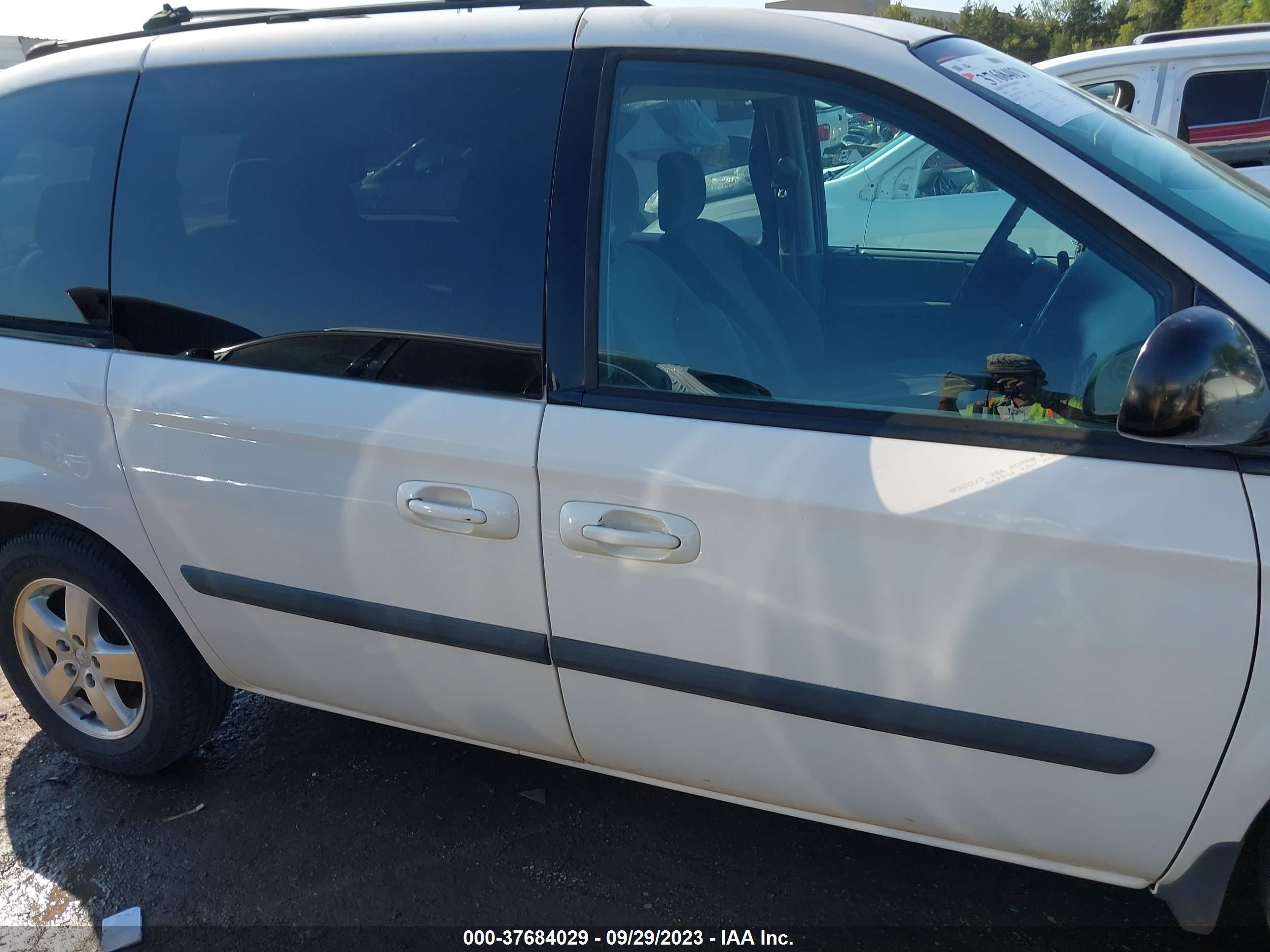 Photo 12 VIN: 1D4GP45R05B221153 - DODGE CARAVAN 