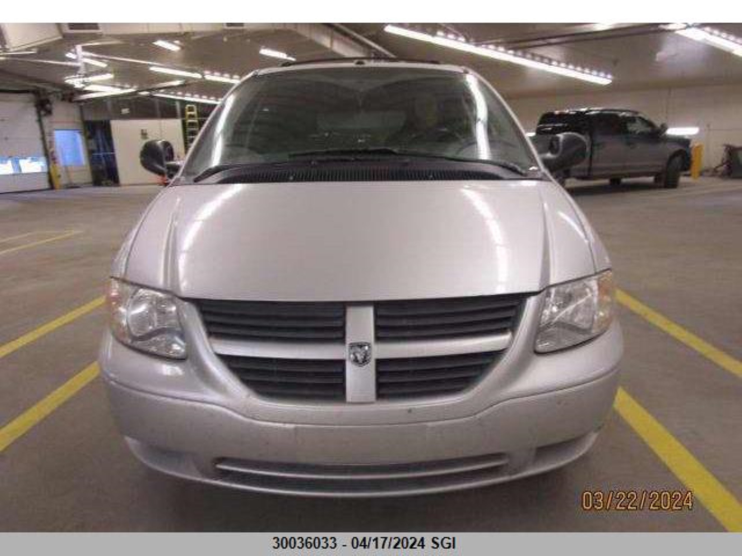 Photo 2 VIN: 1D4GP45R17B268081 - DODGE CARAVAN 