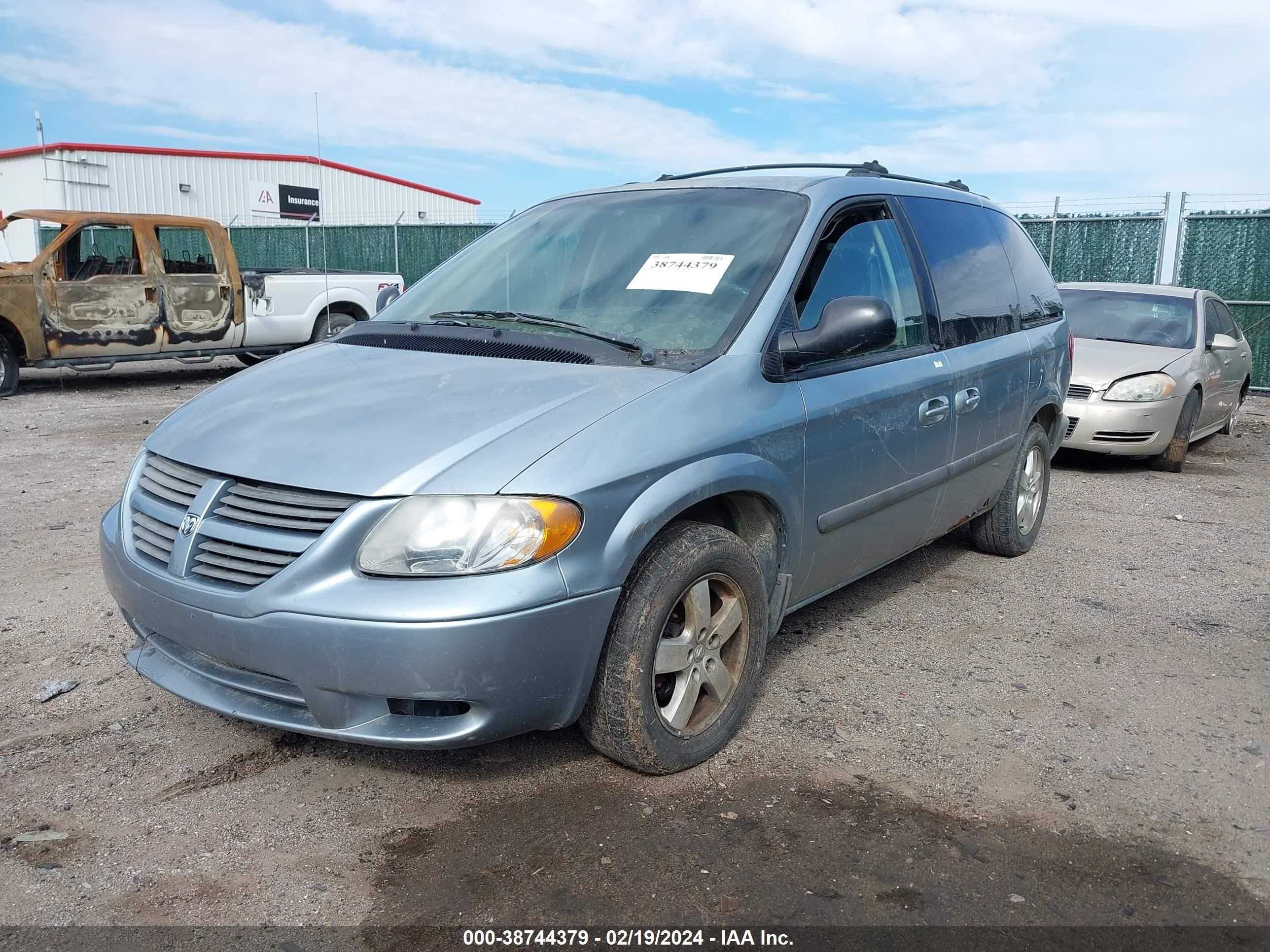 Photo 1 VIN: 1D4GP45R25B433973 - DODGE CARAVAN 