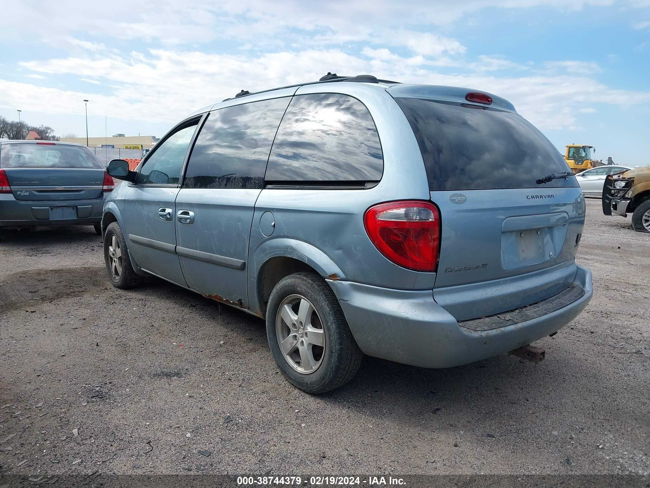 Photo 2 VIN: 1D4GP45R25B433973 - DODGE CARAVAN 