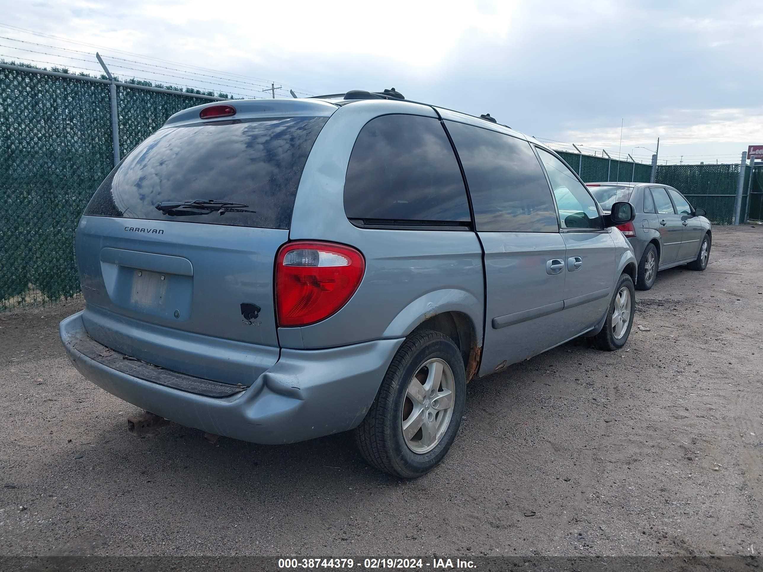 Photo 3 VIN: 1D4GP45R25B433973 - DODGE CARAVAN 