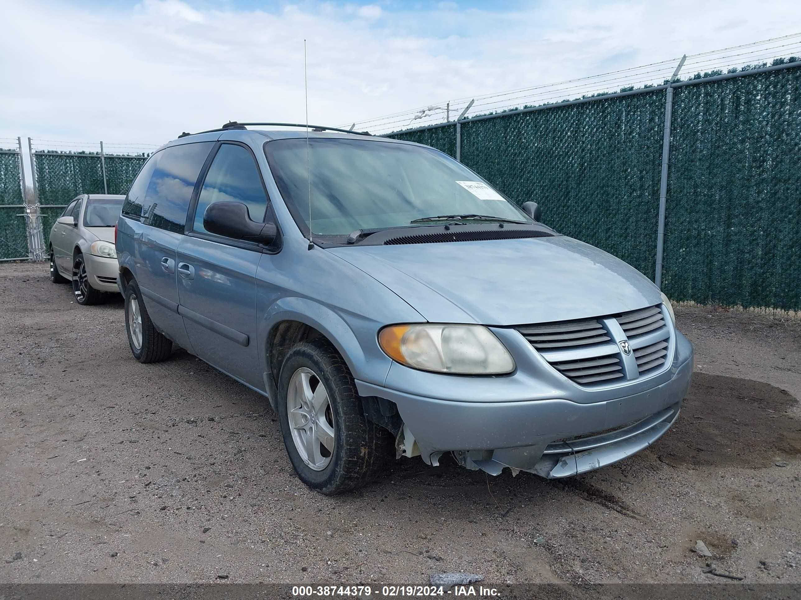 Photo 5 VIN: 1D4GP45R25B433973 - DODGE CARAVAN 