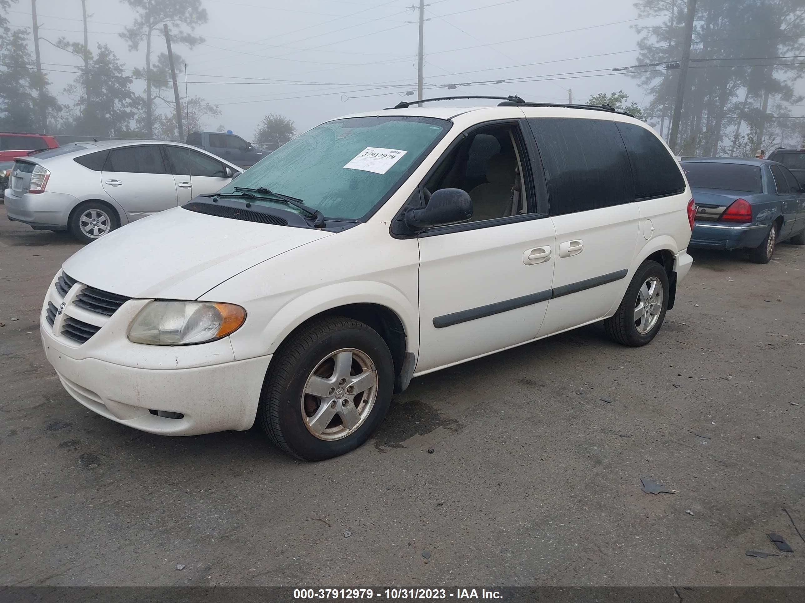 Photo 1 VIN: 1D4GP45R45B111190 - DODGE CARAVAN 