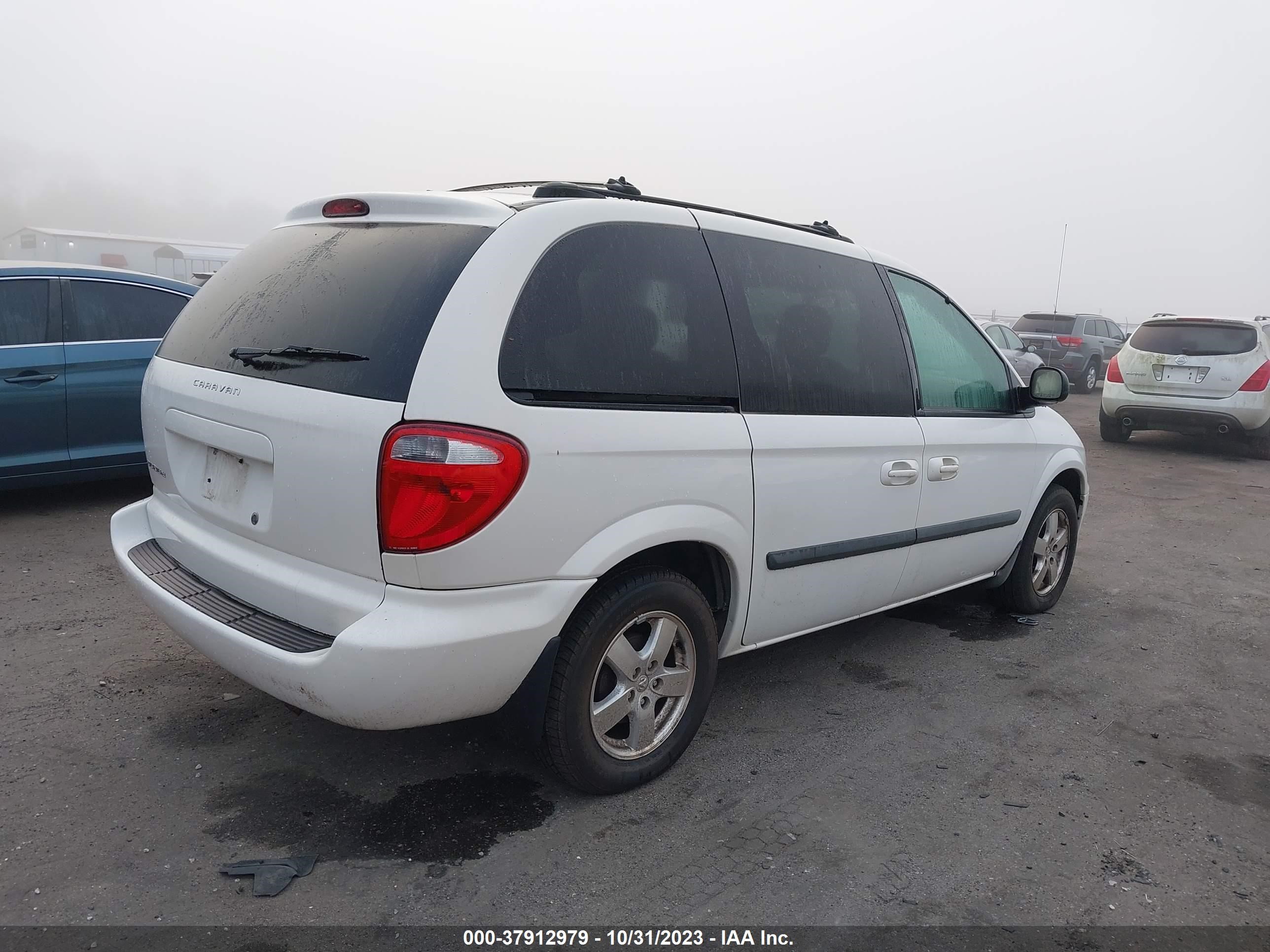 Photo 3 VIN: 1D4GP45R45B111190 - DODGE CARAVAN 