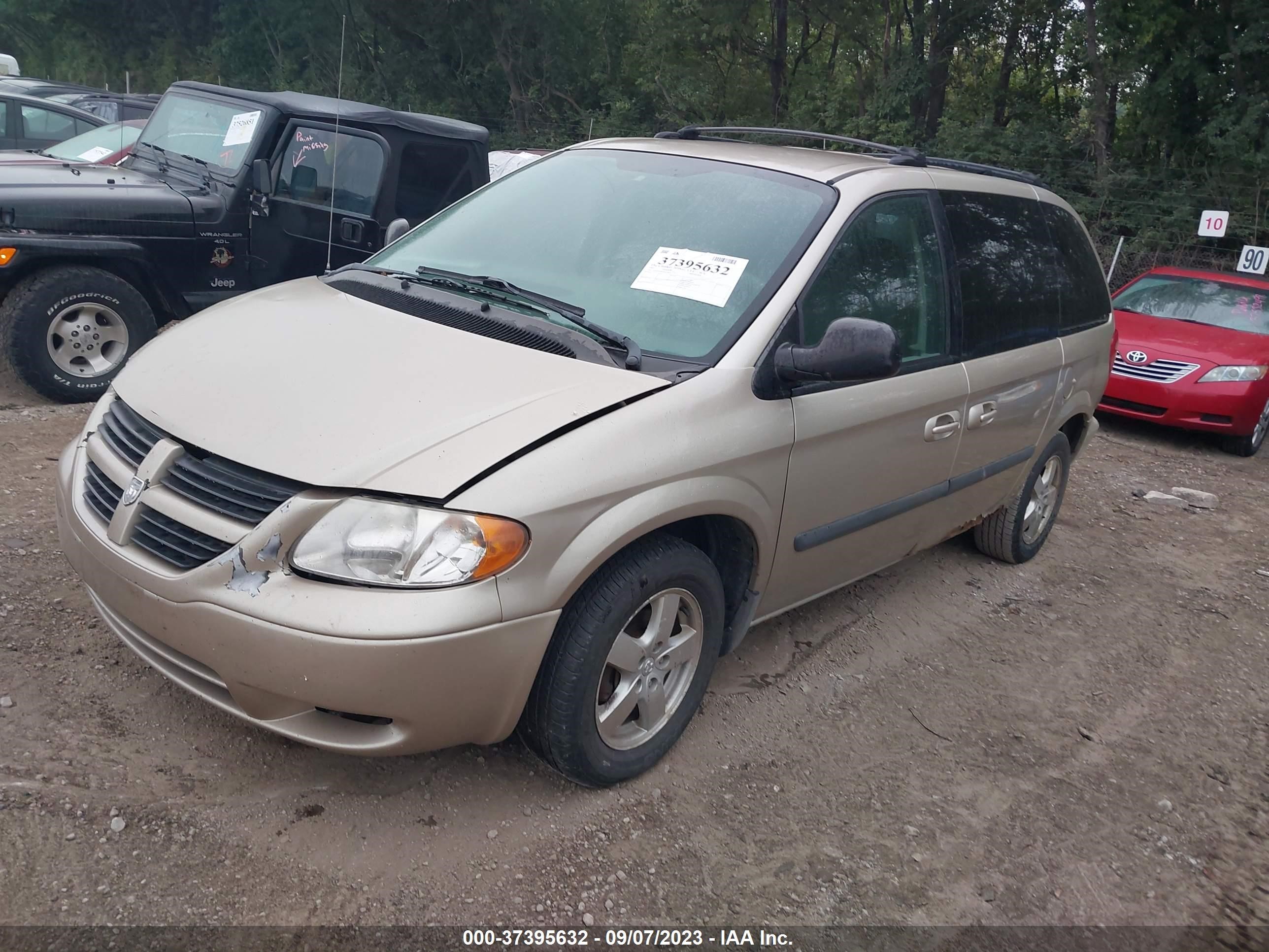 Photo 1 VIN: 1D4GP45R45B325869 - DODGE CARAVAN 