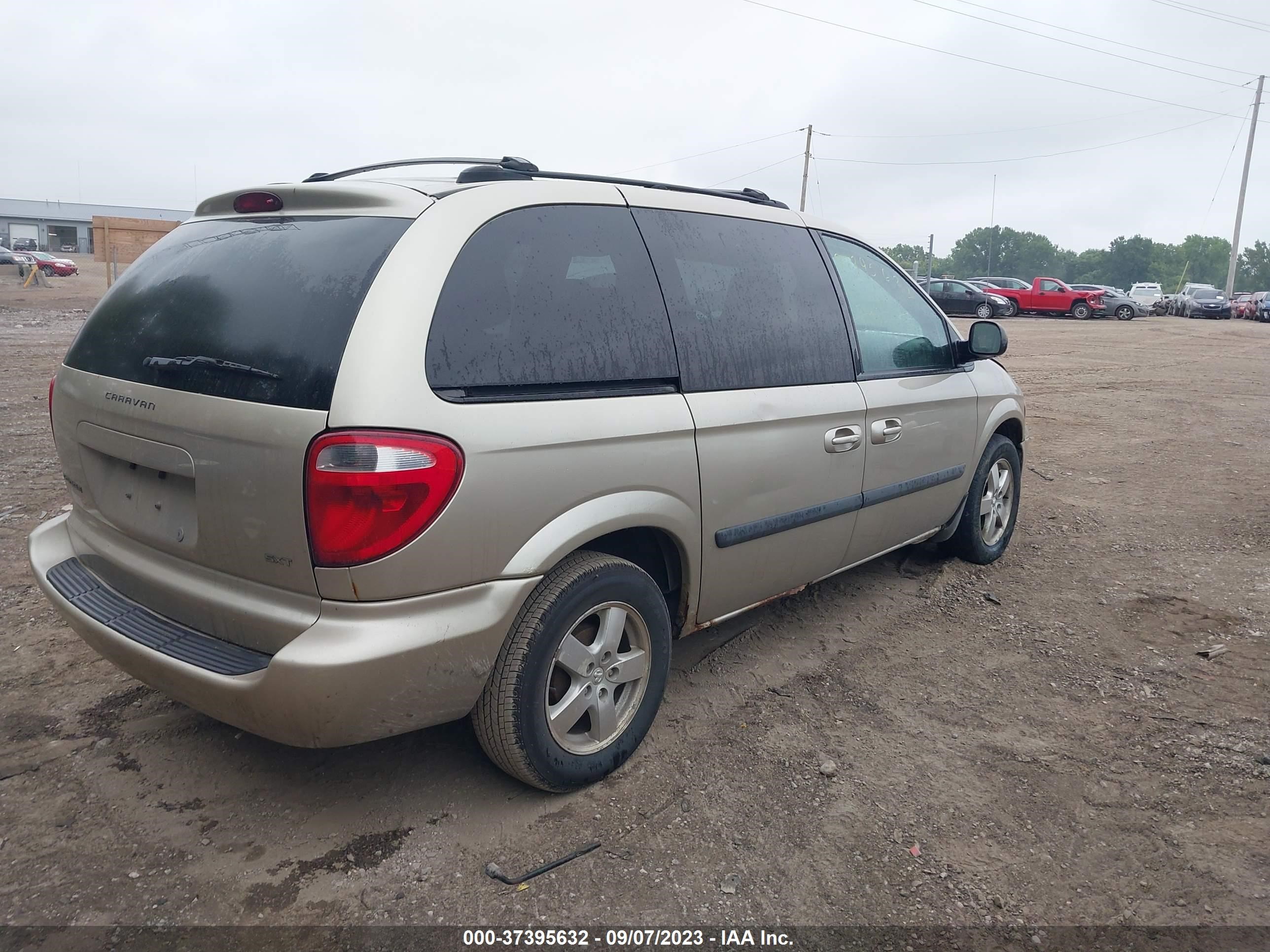 Photo 3 VIN: 1D4GP45R45B325869 - DODGE CARAVAN 