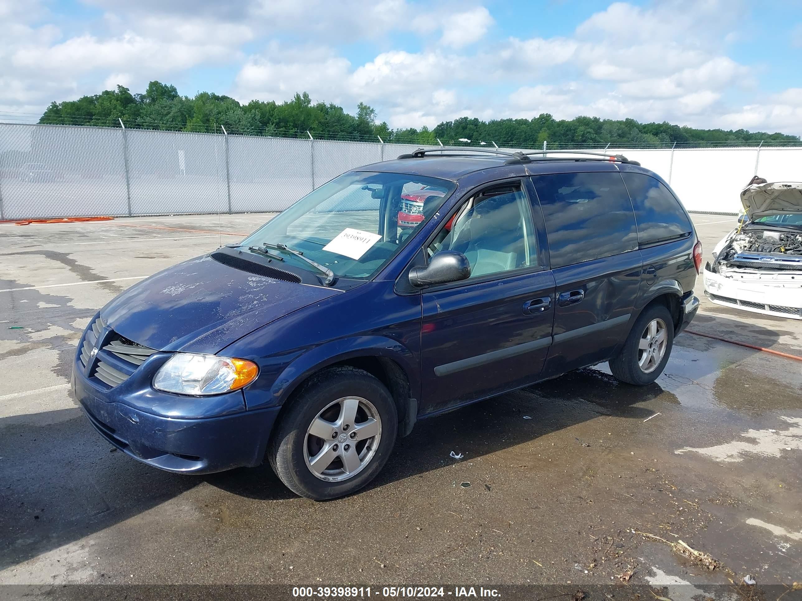 Photo 1 VIN: 1D4GP45R55B217020 - DODGE CARAVAN 