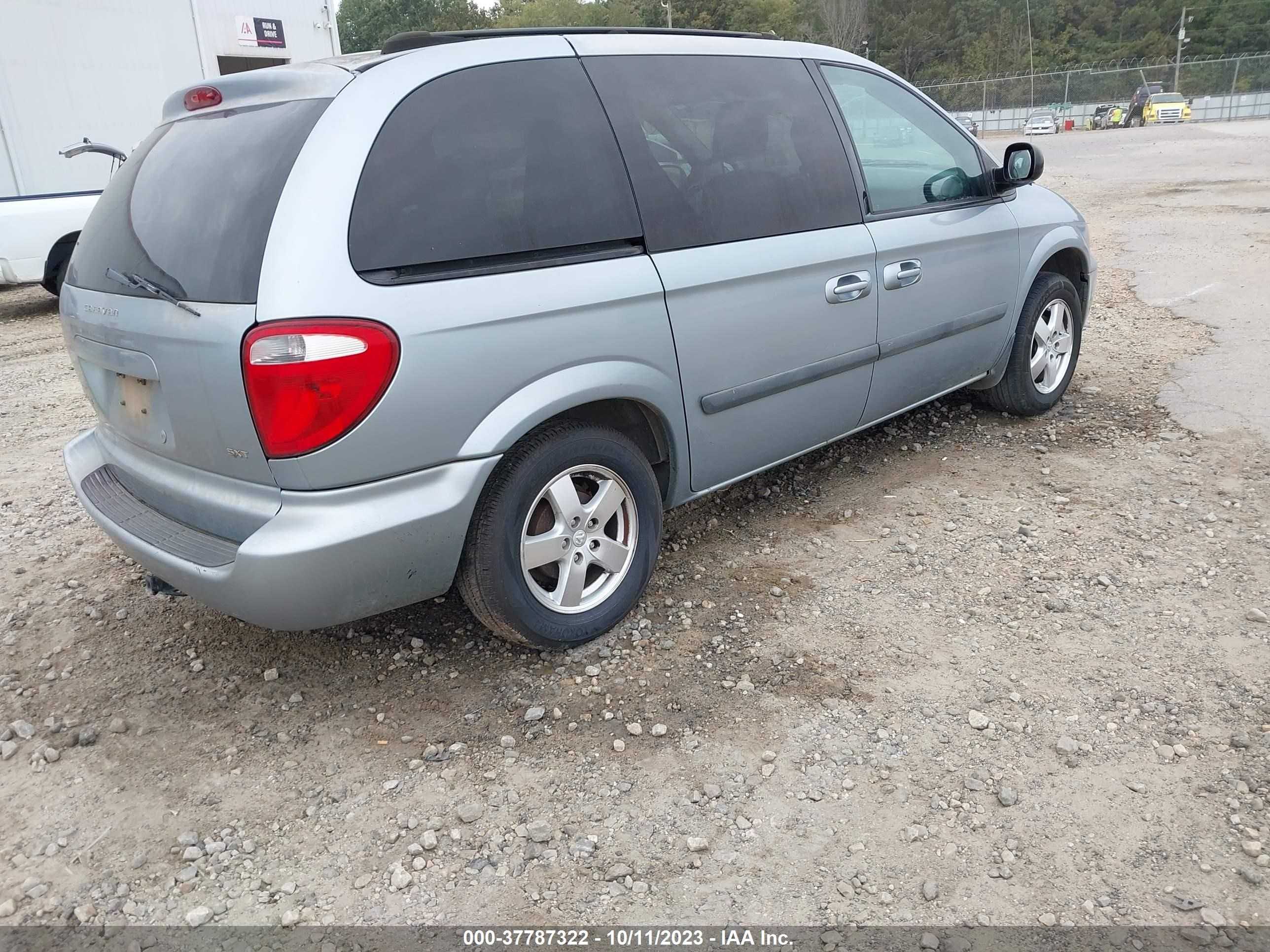 Photo 3 VIN: 1D4GP45R65B212585 - DODGE CARAVAN 