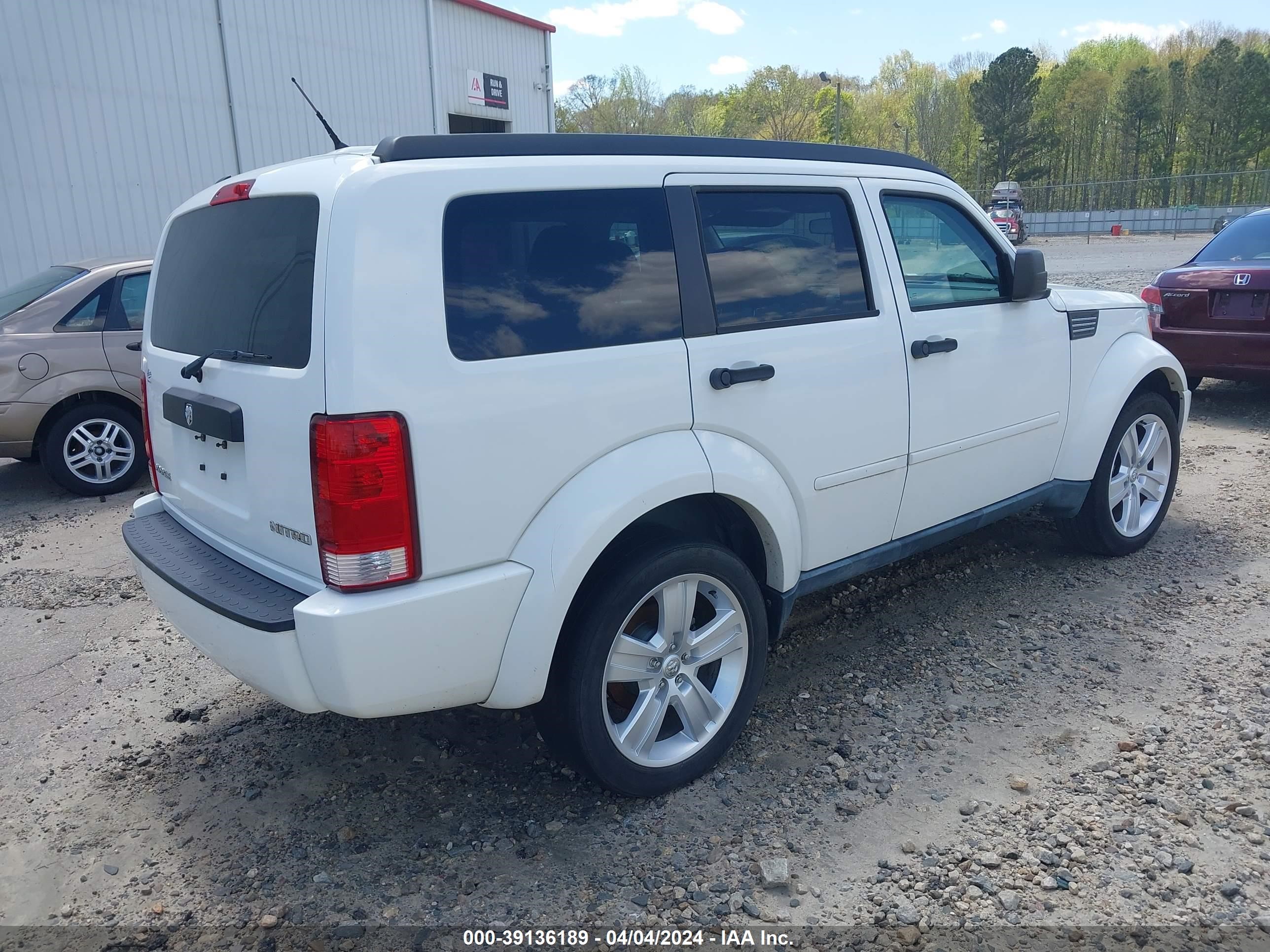 Photo 3 VIN: 1D4PT4GK0BW601643 - DODGE NITRO 