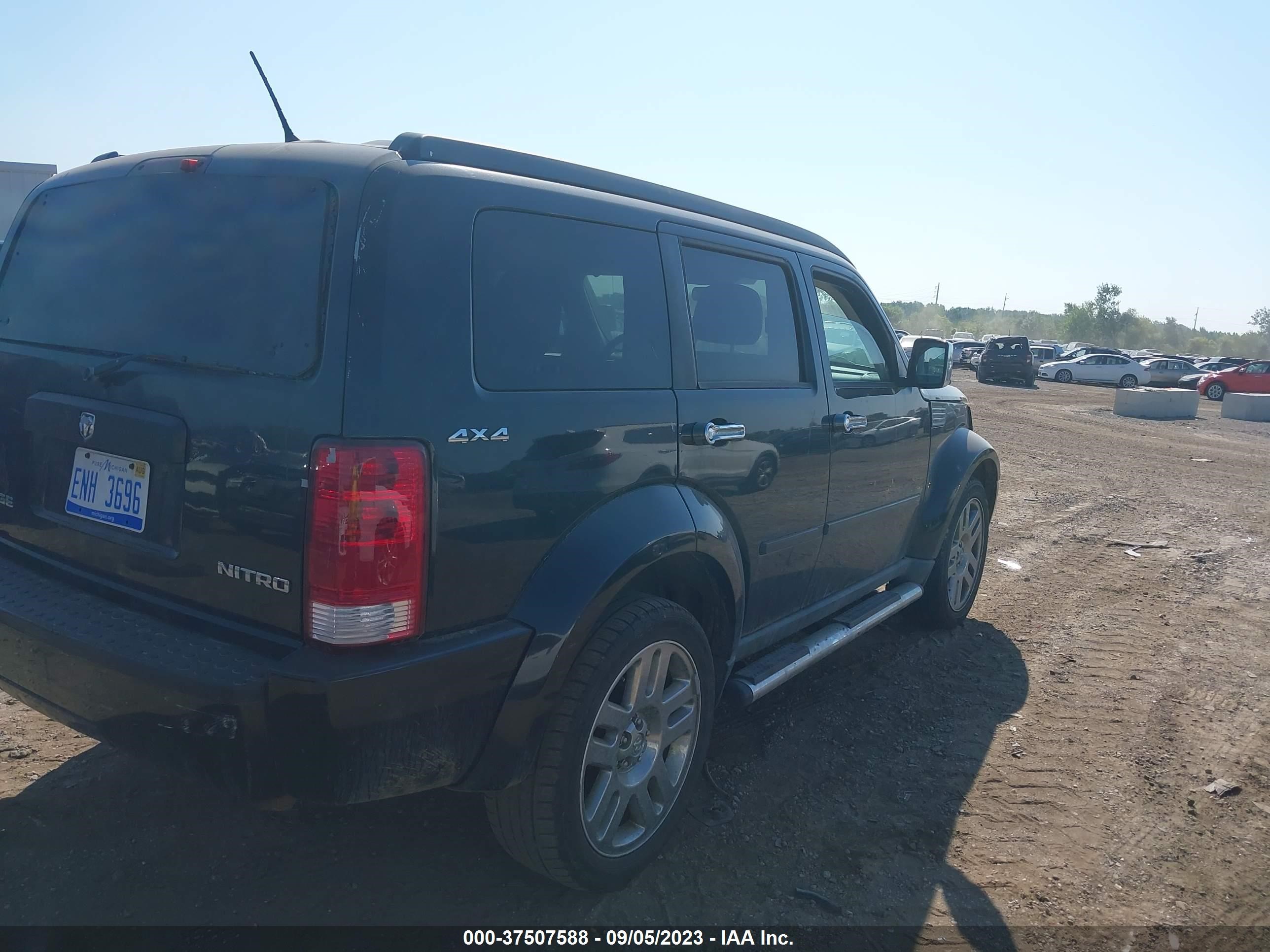 Photo 3 VIN: 1D4PU4GK8BW598164 - DODGE NITRO 