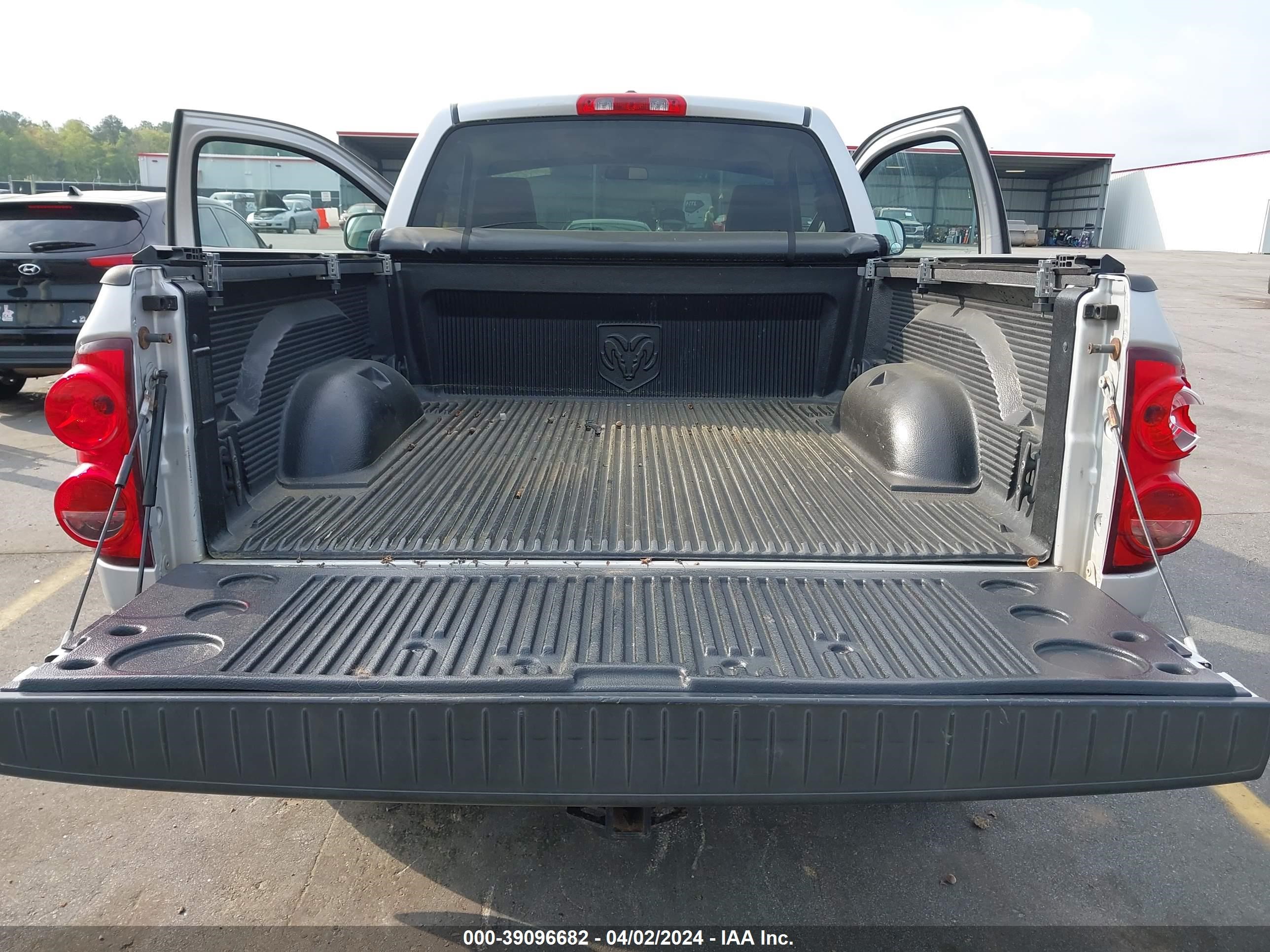 Photo 7 VIN: 1D7HA16P17J573803 - DODGE RAM 