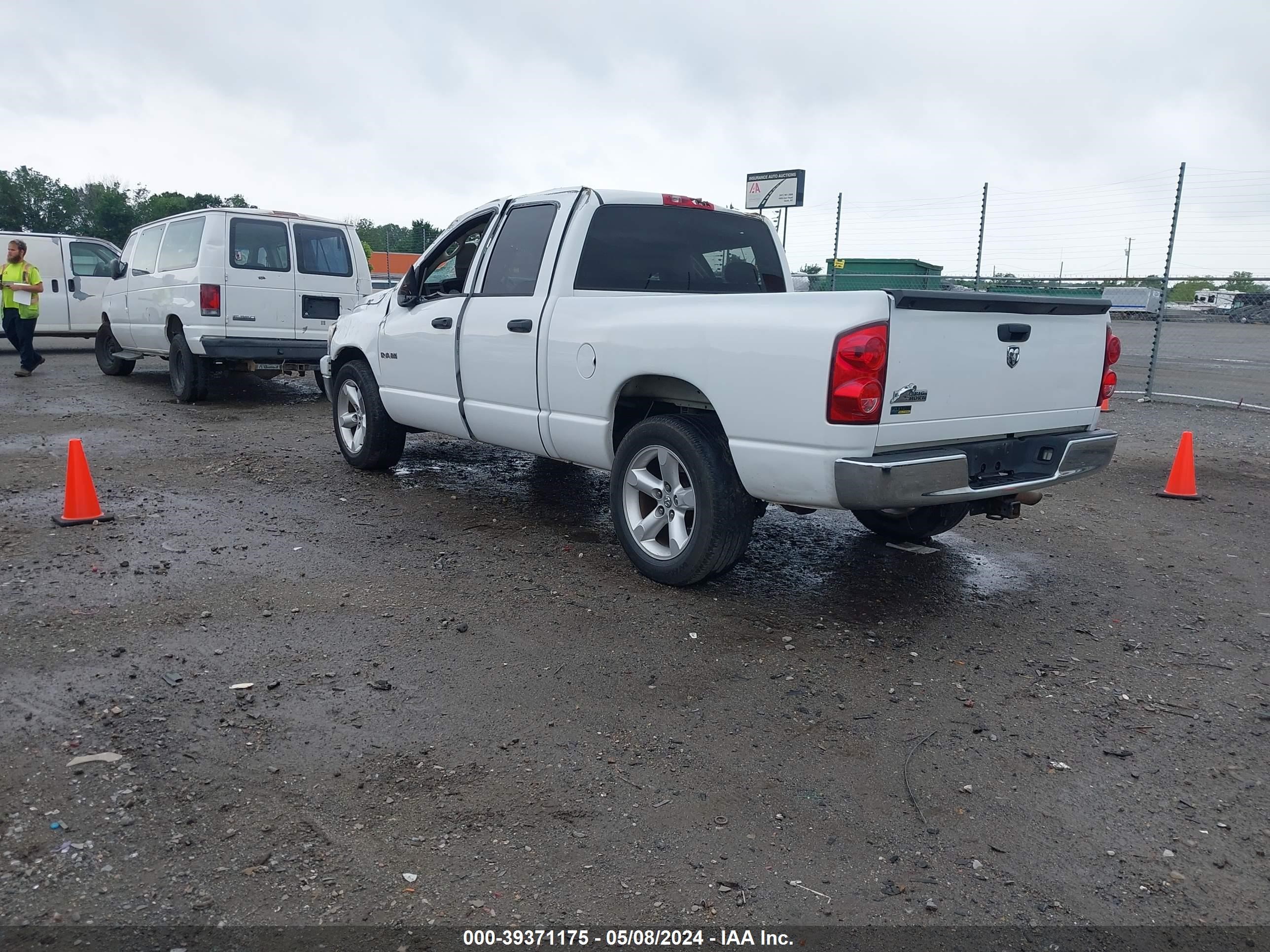 Photo 2 VIN: 1D7HA18N08J233426 - DODGE RAM 