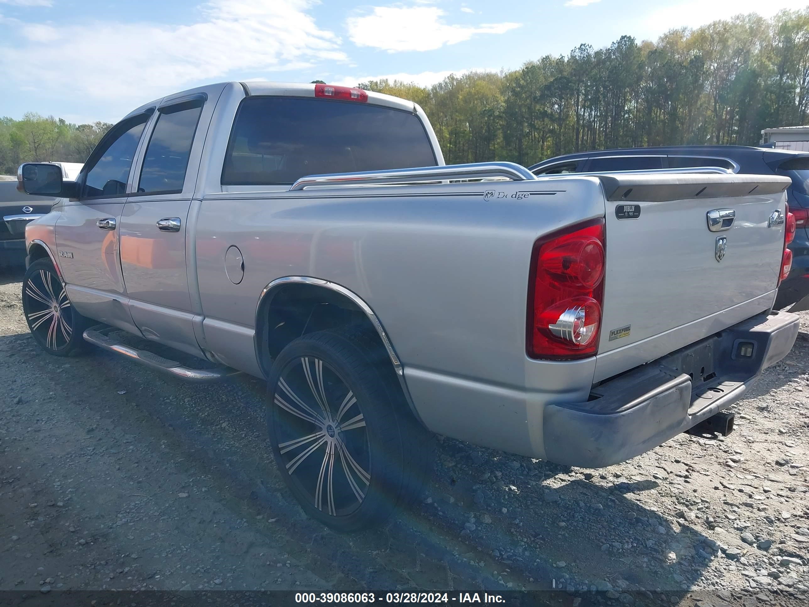 Photo 2 VIN: 1D7HA18N28S517876 - DODGE RAM 