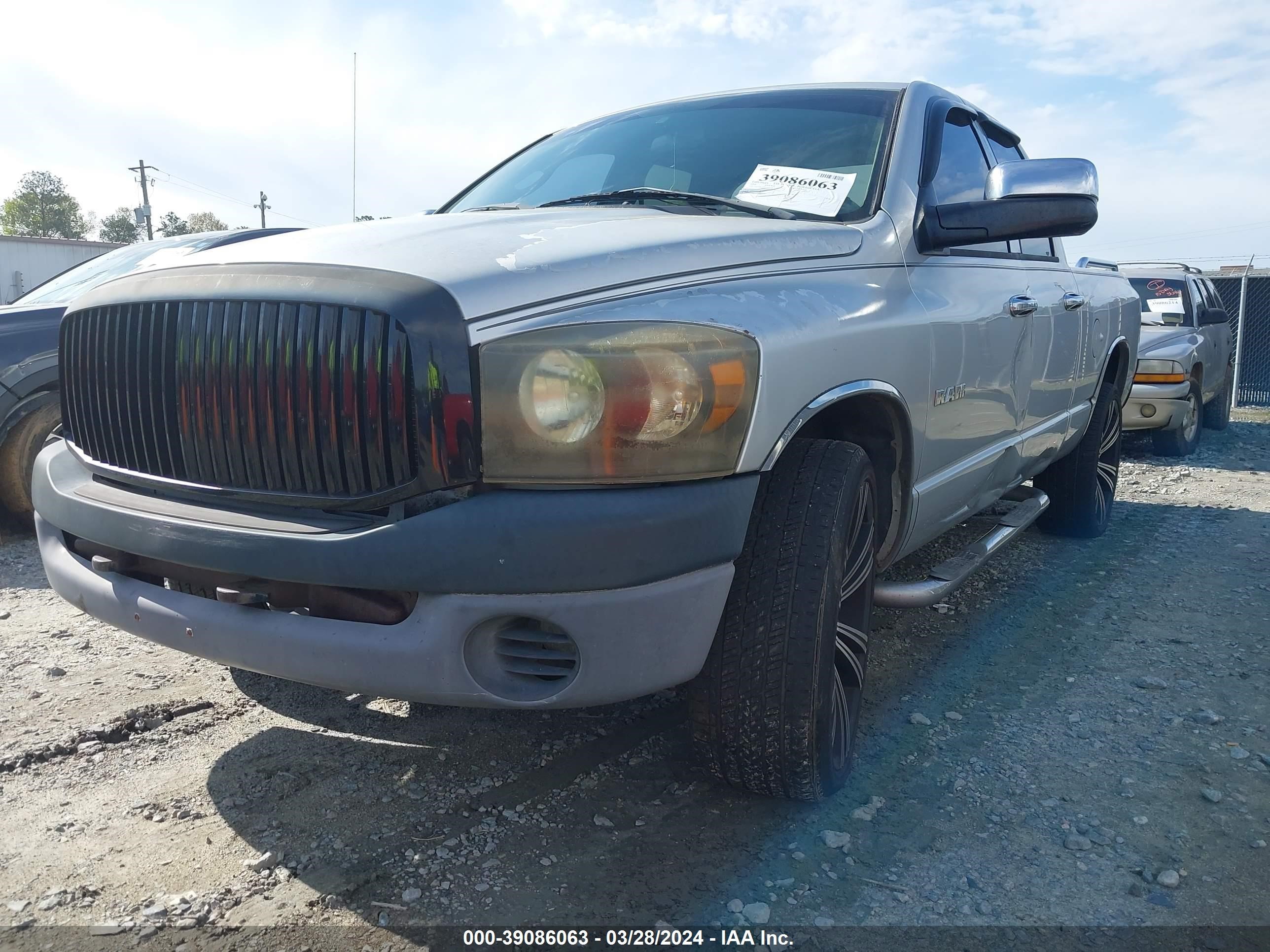 Photo 5 VIN: 1D7HA18N28S517876 - DODGE RAM 