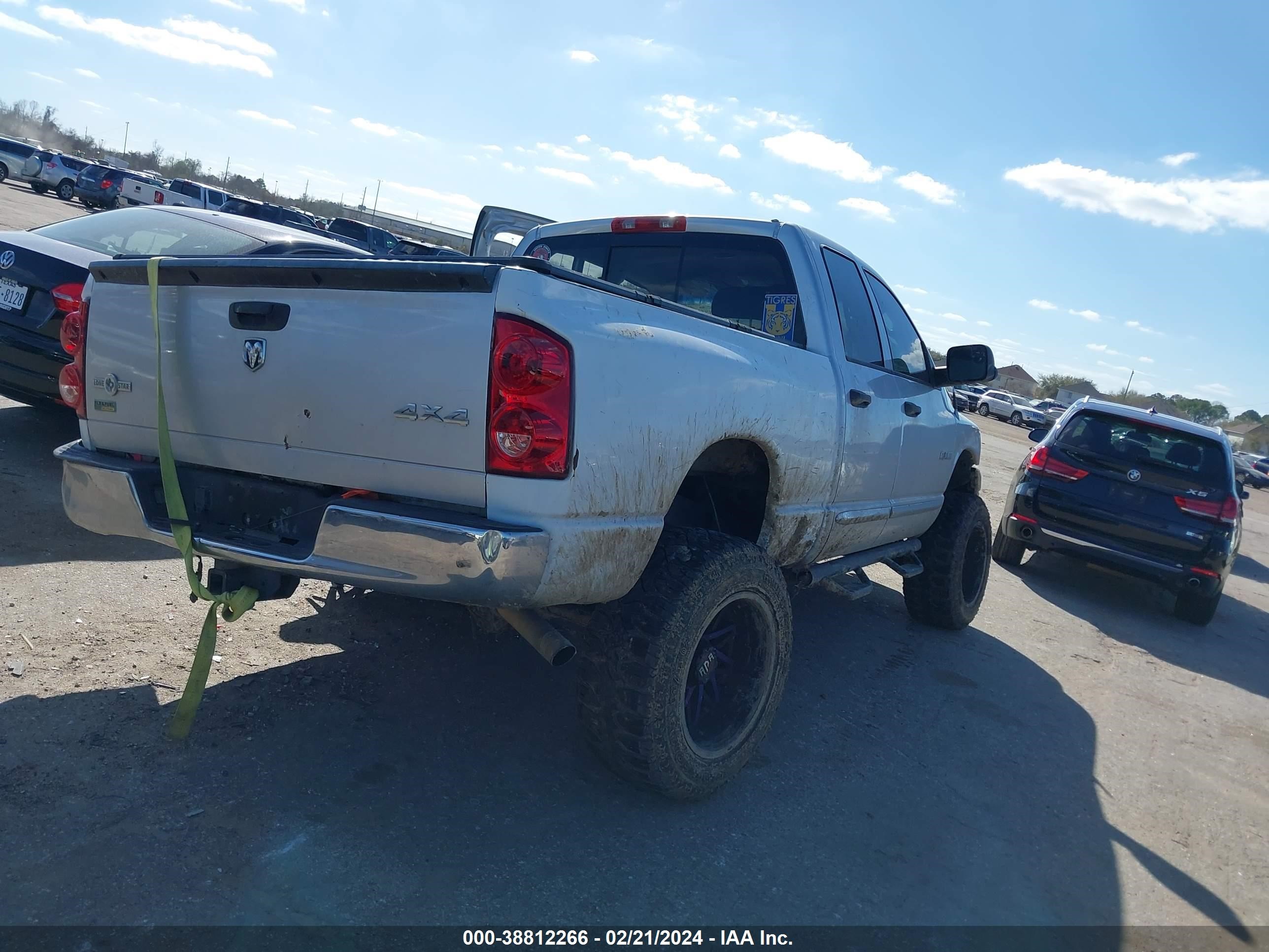 Photo 3 VIN: 1D7HU18N18S544168 - DODGE RAM 