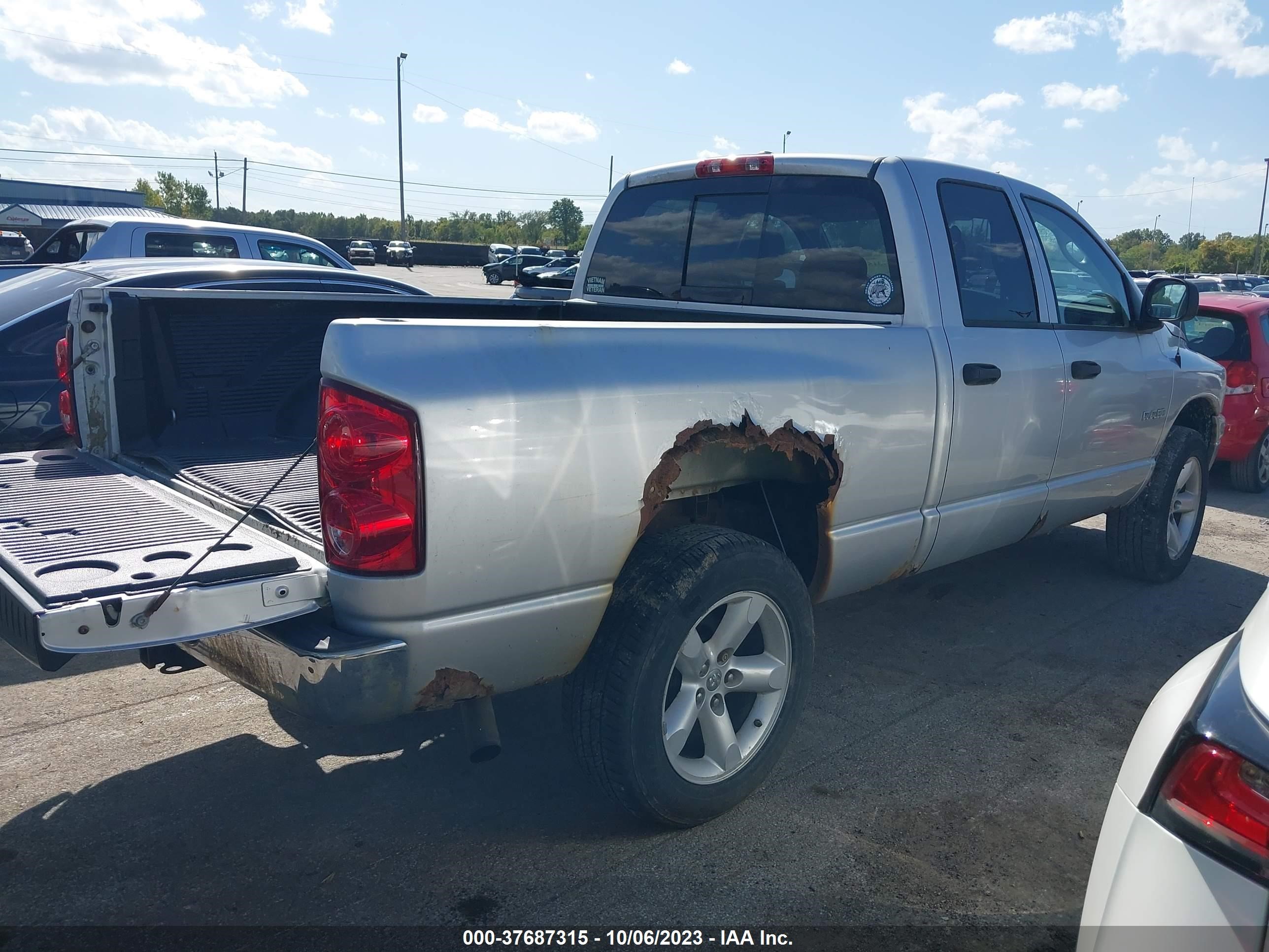 Photo 3 VIN: 1D7HU18N78S562738 - DODGE RAM 