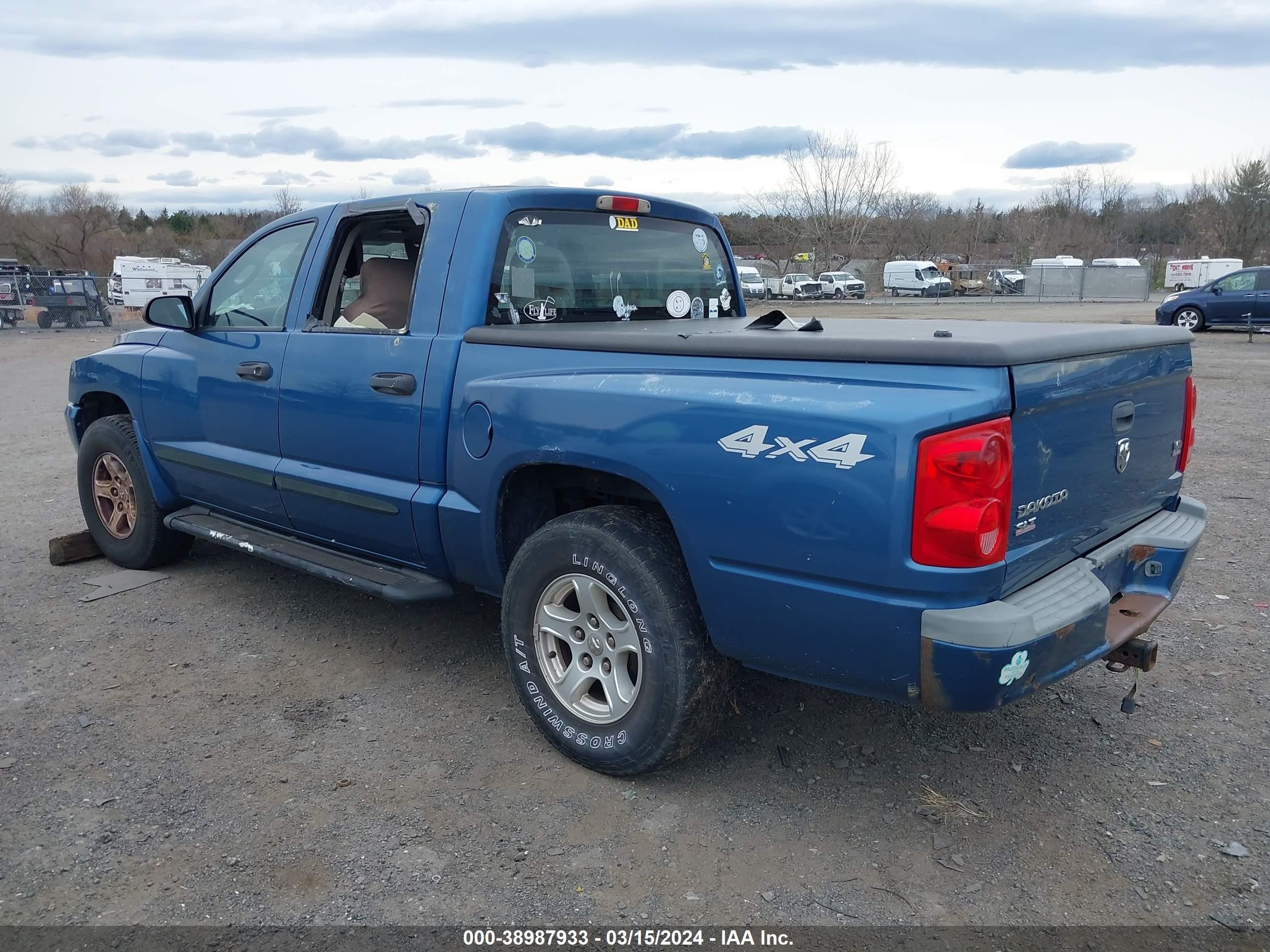 Photo 2 VIN: 1D7HW48N25S245120 - DODGE DAKOTA 