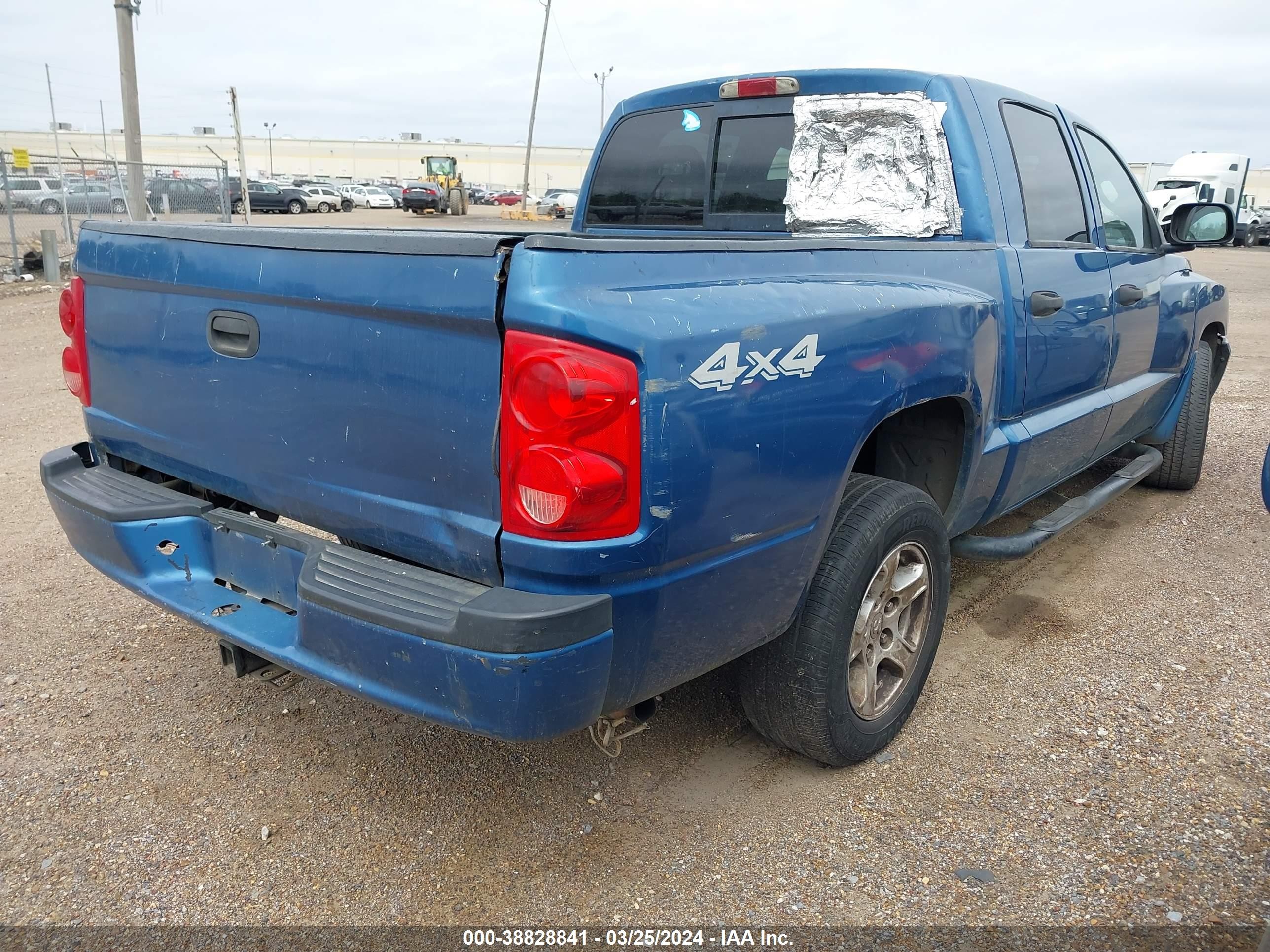 Photo 3 VIN: 1D7HW48N85S178328 - DODGE DAKOTA 