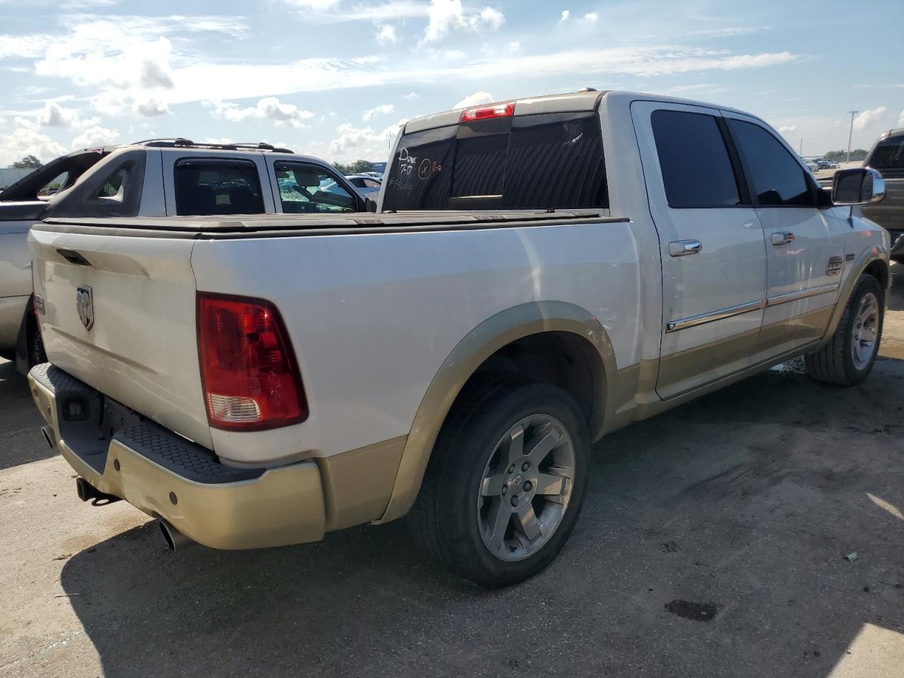 Photo 2 VIN: 1D7RB1CT8BS692938 - DODGE RAM 