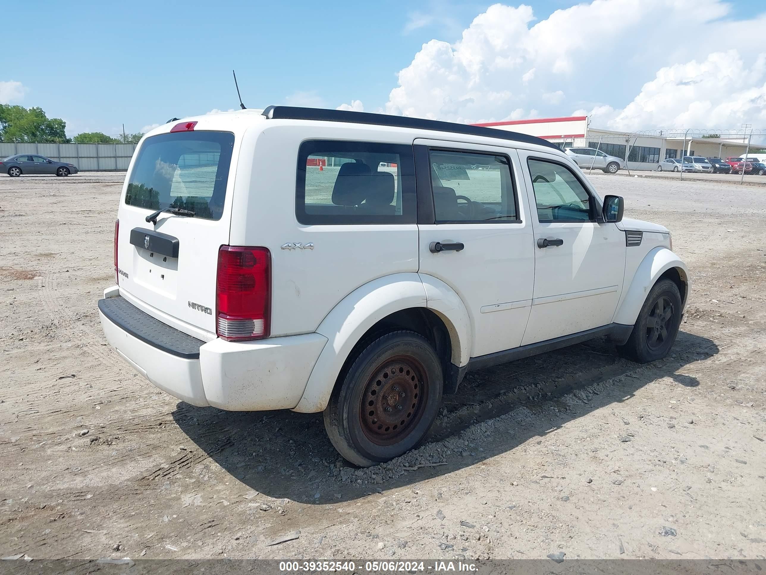 Photo 3 VIN: 1D8GU28K69W529954 - DODGE NITRO 