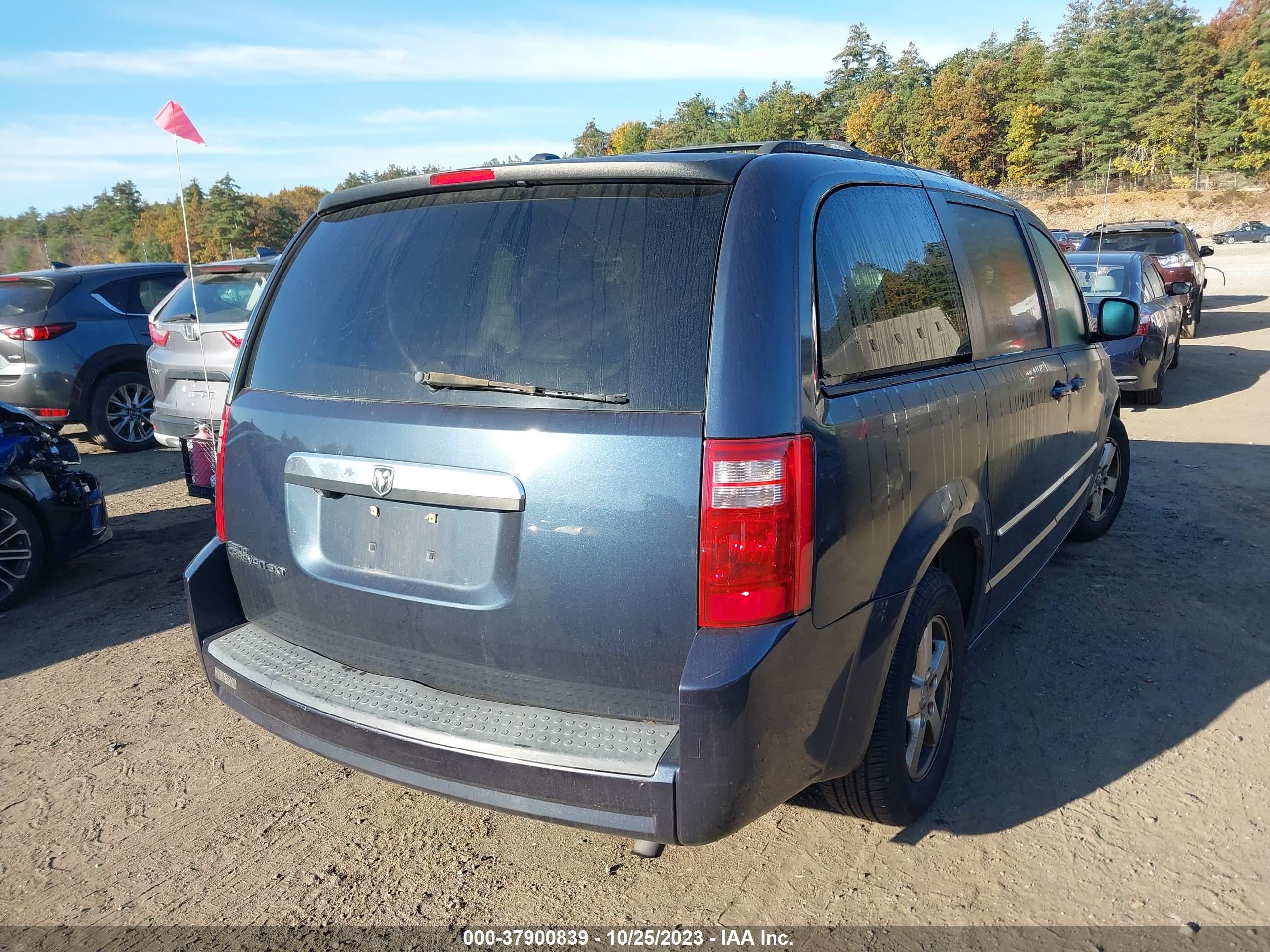 Photo 2 VIN: 1D8HN54P68B121609 - DODGE CARAVAN 