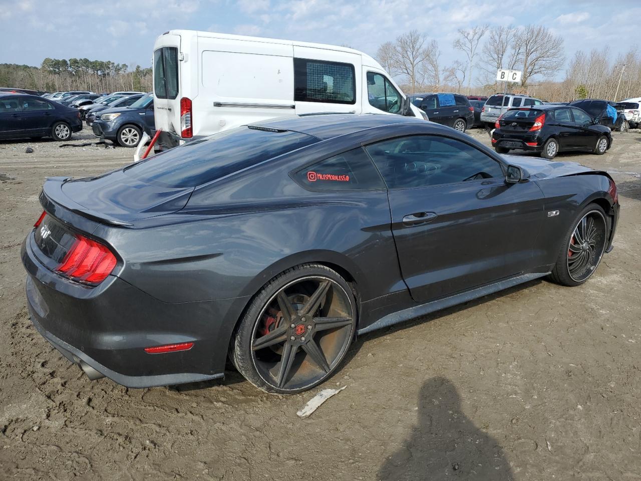 Photo 2 VIN: 1FA6P8CF9J5164989 - FORD MUSTANG 