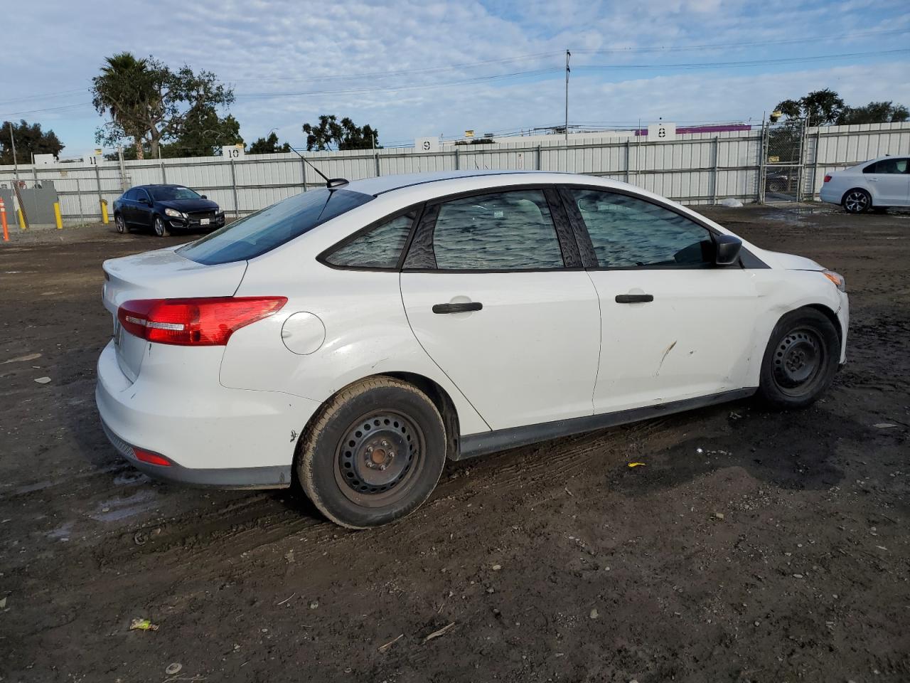 Photo 2 VIN: 1FADP3E27HL329125 - FORD FOCUS 