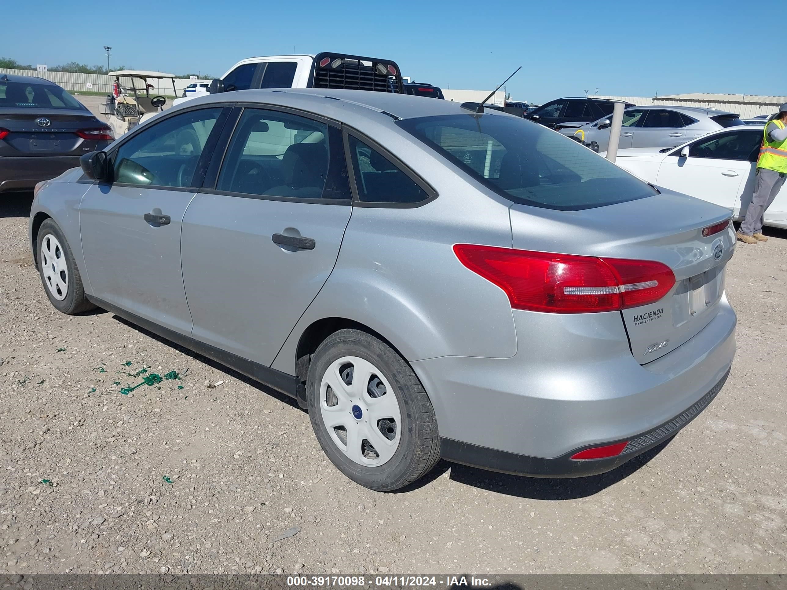 Photo 2 VIN: 1FADP3E2XJL321543 - FORD FOCUS 