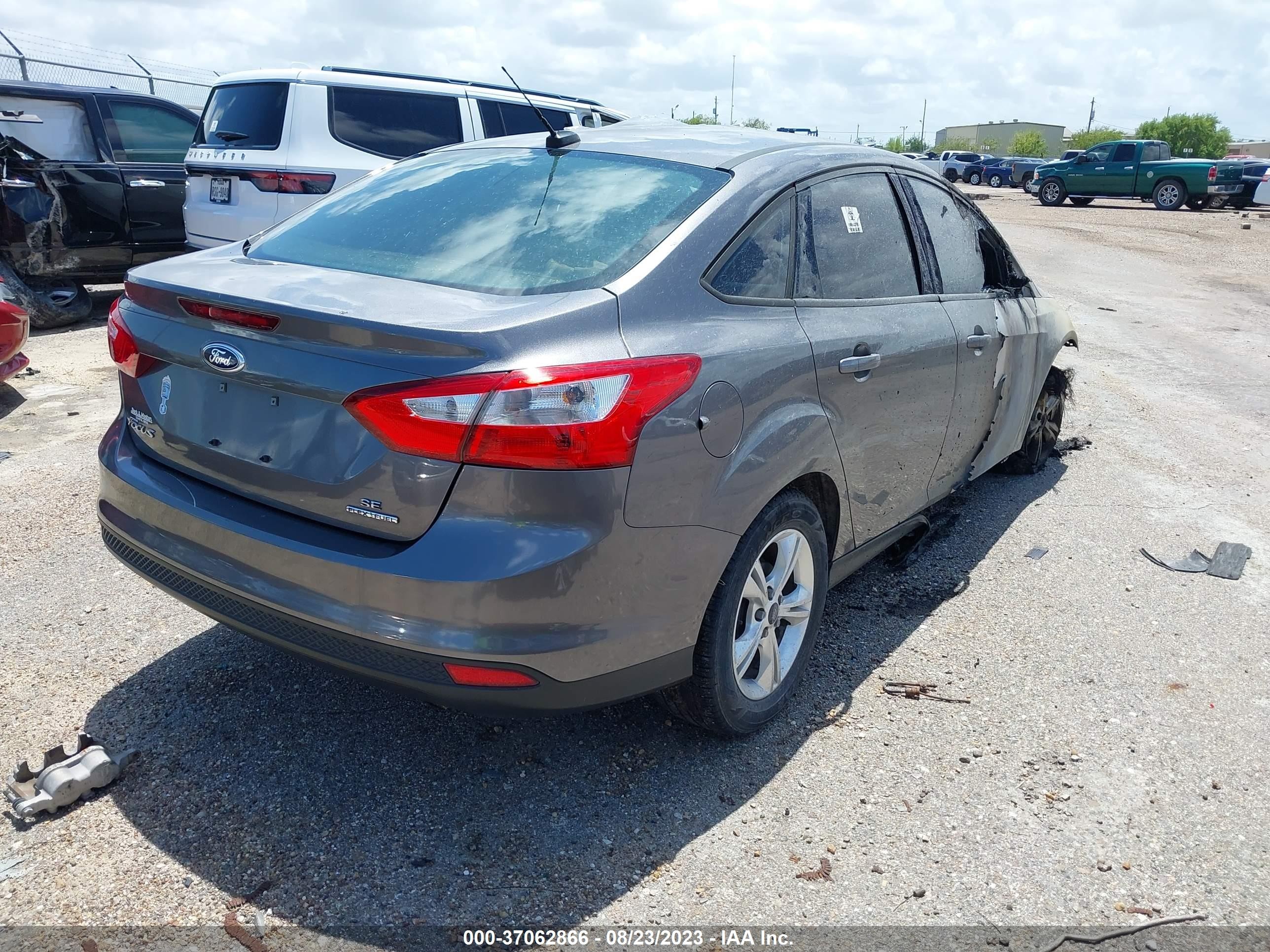 Photo 3 VIN: 1FADP3F20DL204413 - FORD FOCUS 