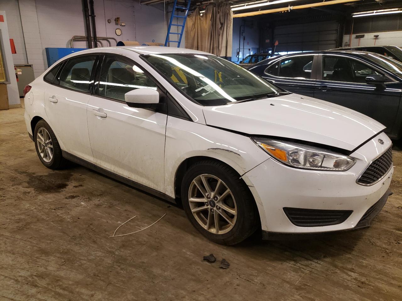 Photo 3 VIN: 1FADP3F21JL225332 - FORD FOCUS 