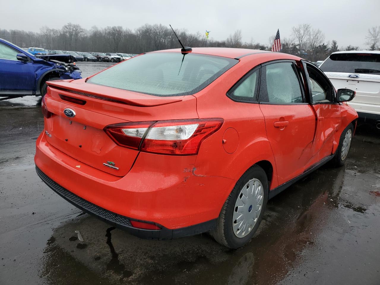 Photo 2 VIN: 1FADP3F23DL135832 - FORD FOCUS 