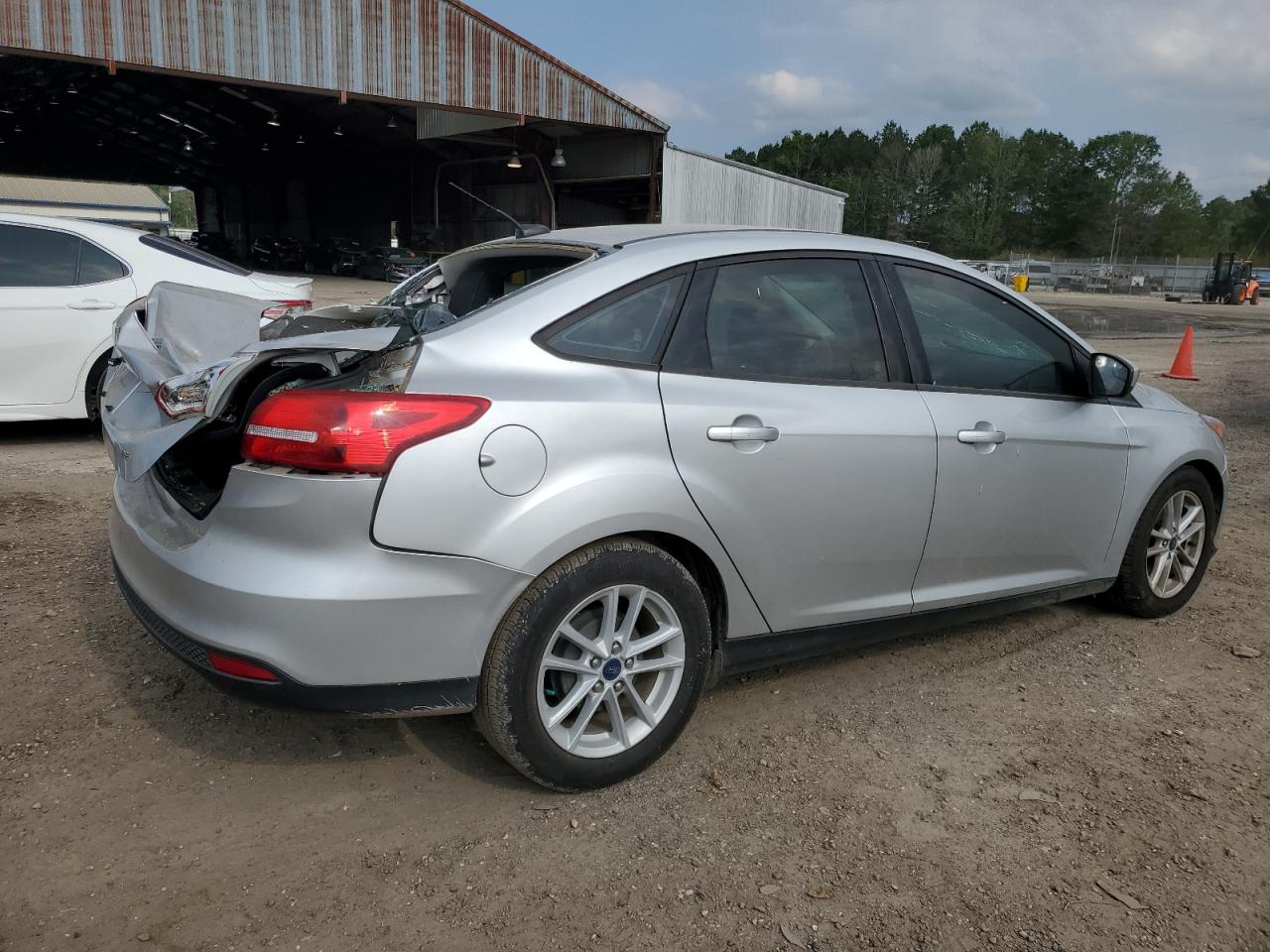 Photo 2 VIN: 1FADP3F24JL279949 - FORD FOCUS 