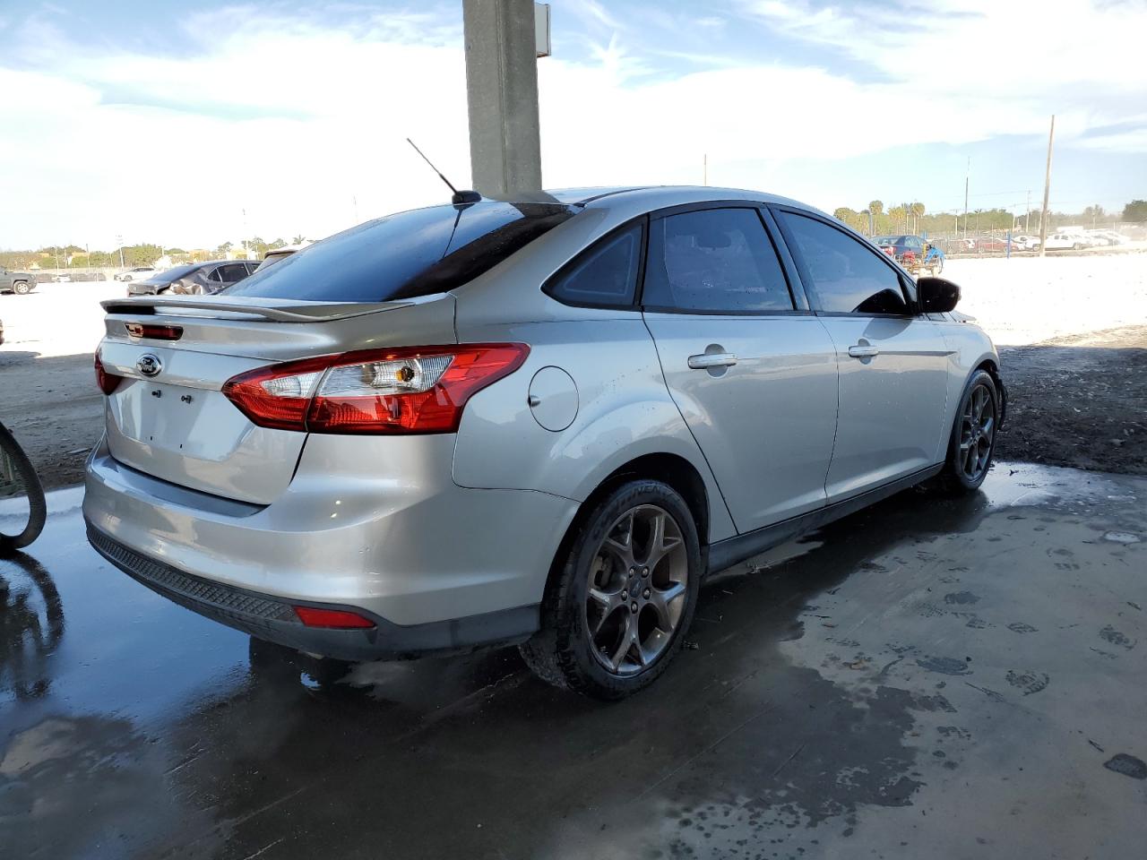 Photo 2 VIN: 1FADP3F25DL302000 - FORD FOCUS 