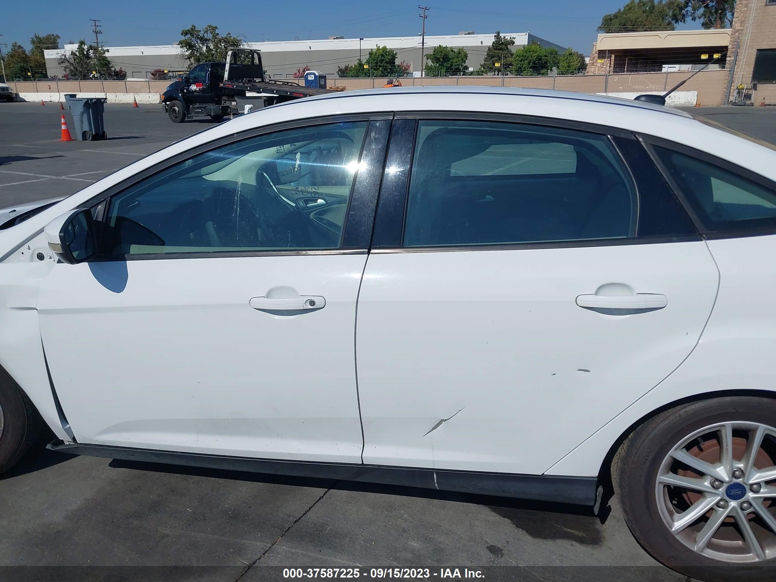 Photo 12 VIN: 1FADP3F26FL325093 - FORD FOCUS 