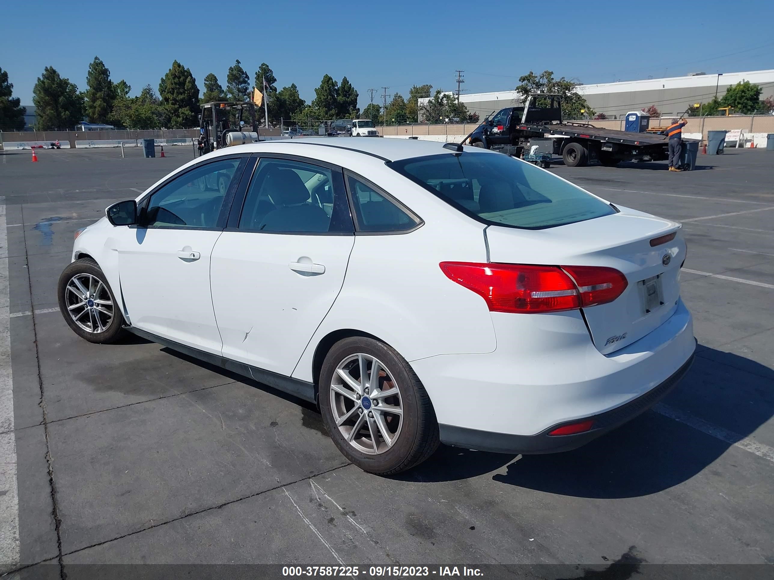 Photo 2 VIN: 1FADP3F26FL325093 - FORD FOCUS 